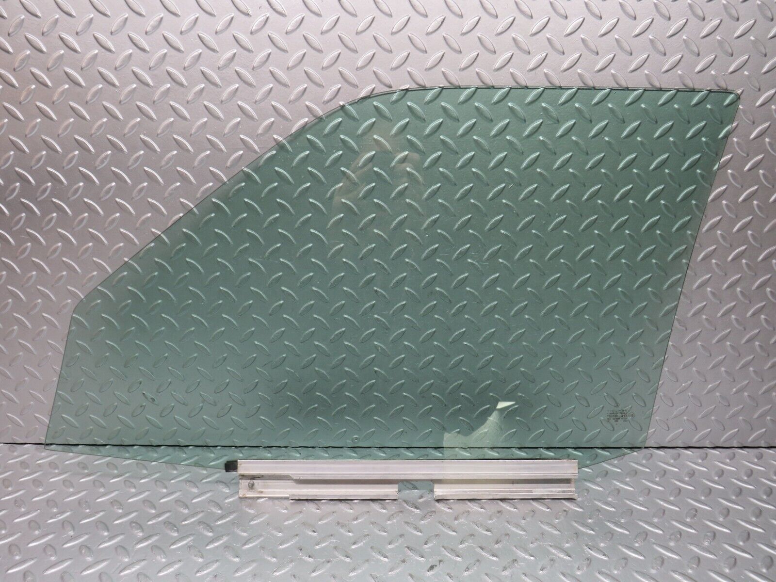 39069 Mercedes-Benz W201 190E 2.6L Front Right Door Window Glass