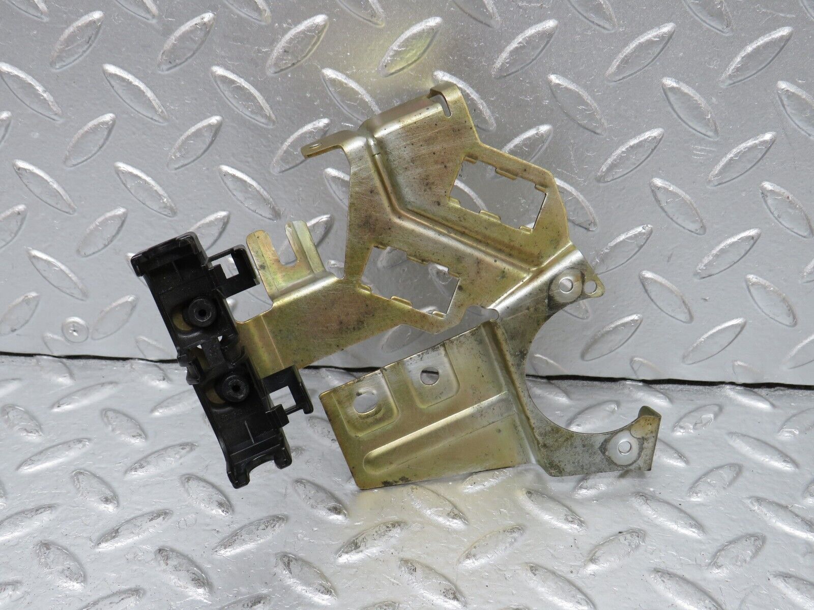 33309 Mercedes-Benz W202 C180 Relay Holder Bracket