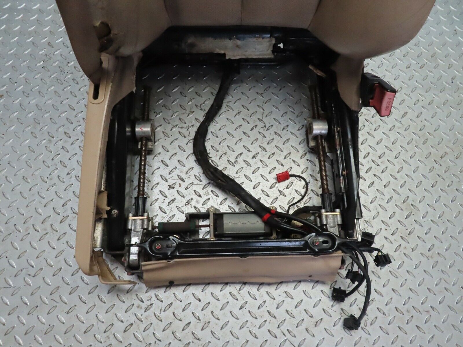 19843 Mercedes-Benz R129 300SL Coupe Electric Front Right Seat Cream Leather