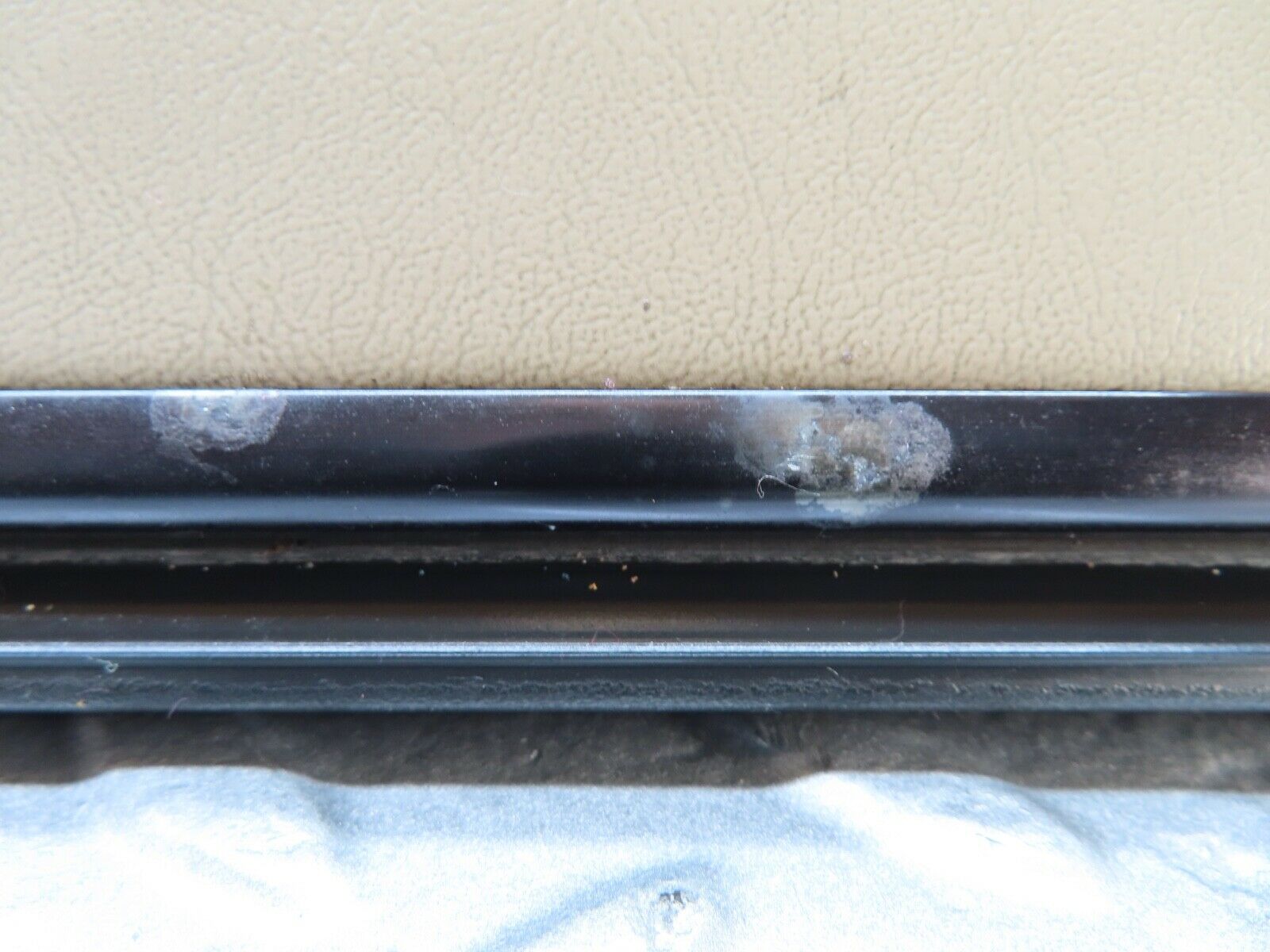 19939 Mercedes-Benz R129 300SL Coupe Left Door Card Cream