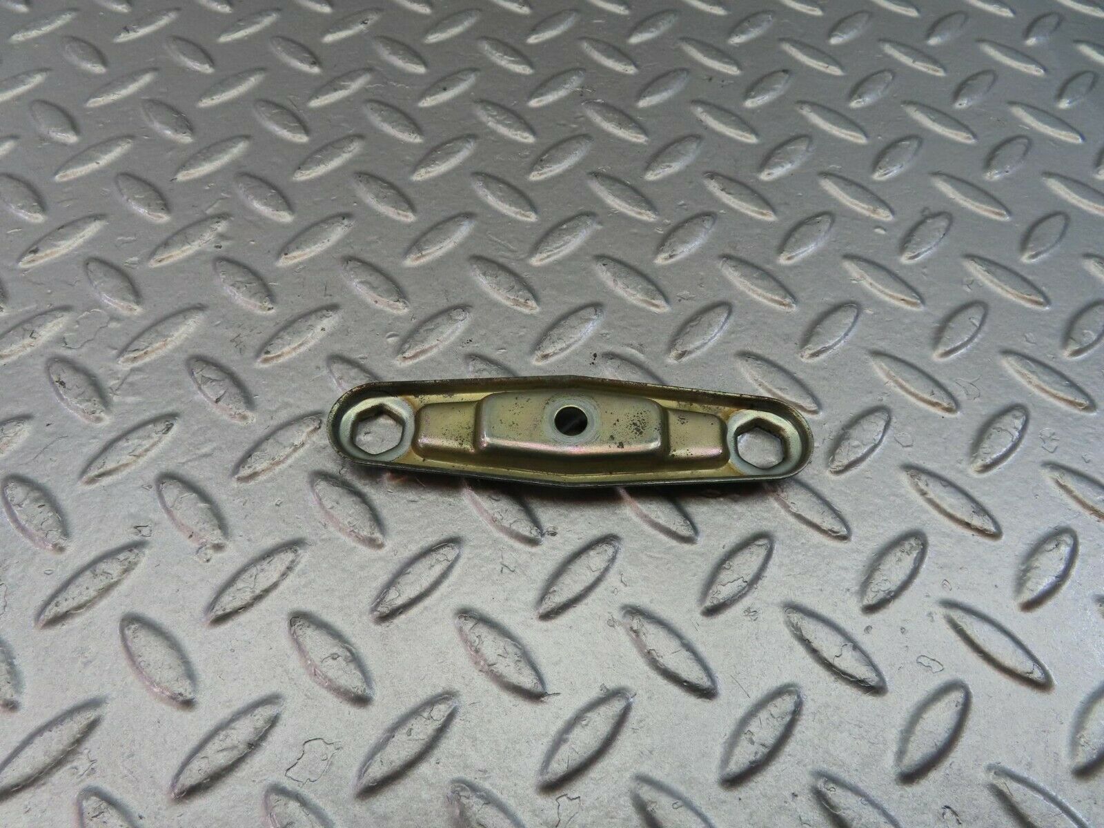 10549 Mercedes-Benz W201 190E Fuel Injector Nozzle Clamp Bracket