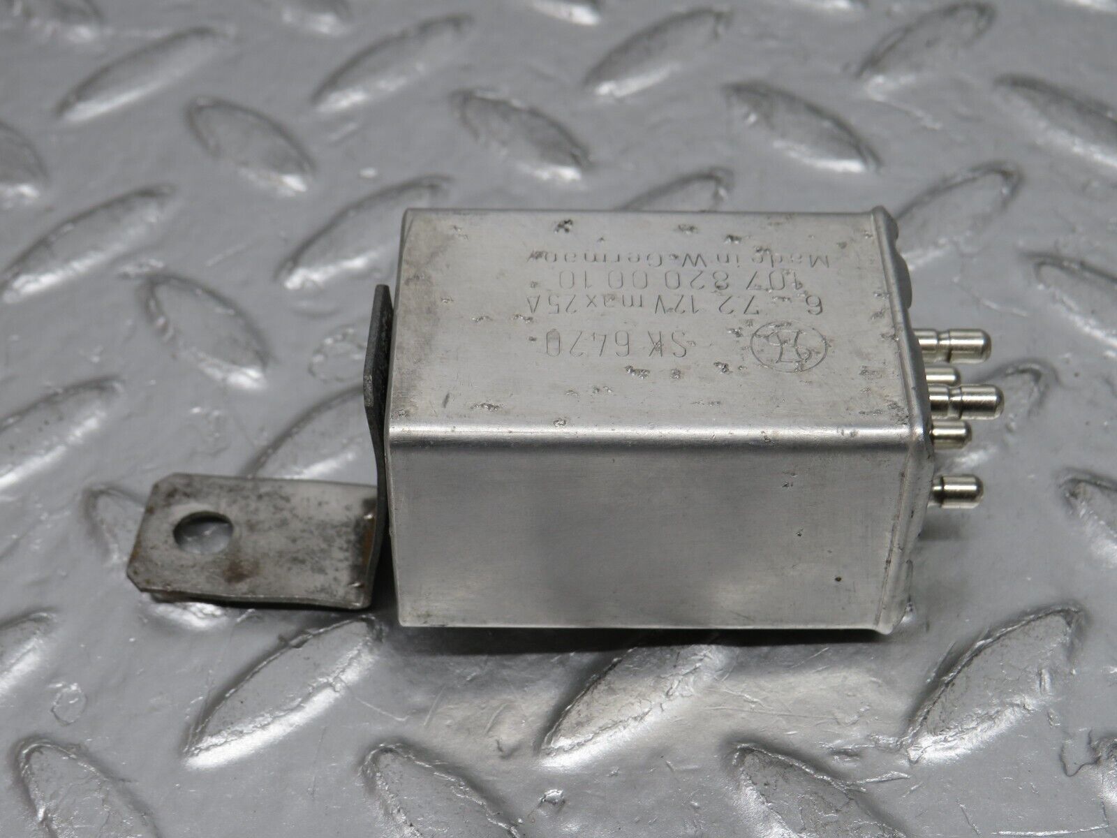 0679 Mercedes-Benz C107 350SLC Coupe Rear Heated Window Relay 1078200010