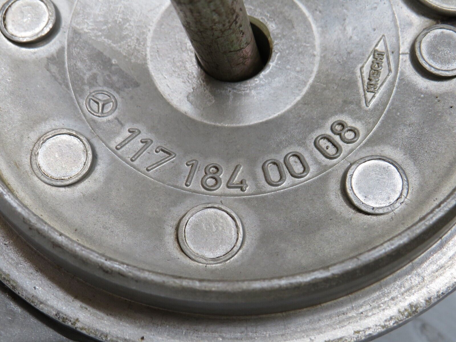 36333 Mercedes-Benz W126 420SE Oil Filter Housing 1171802611 1171840008