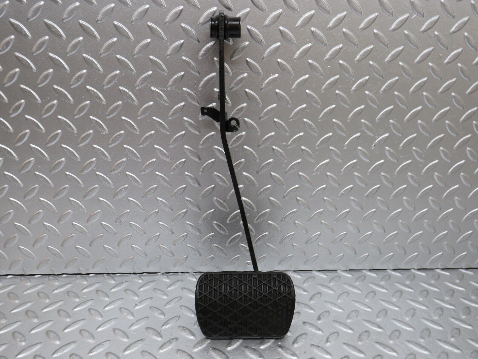 29330 Mercedes-Benz W124 230E Brake Pedal 1232910082