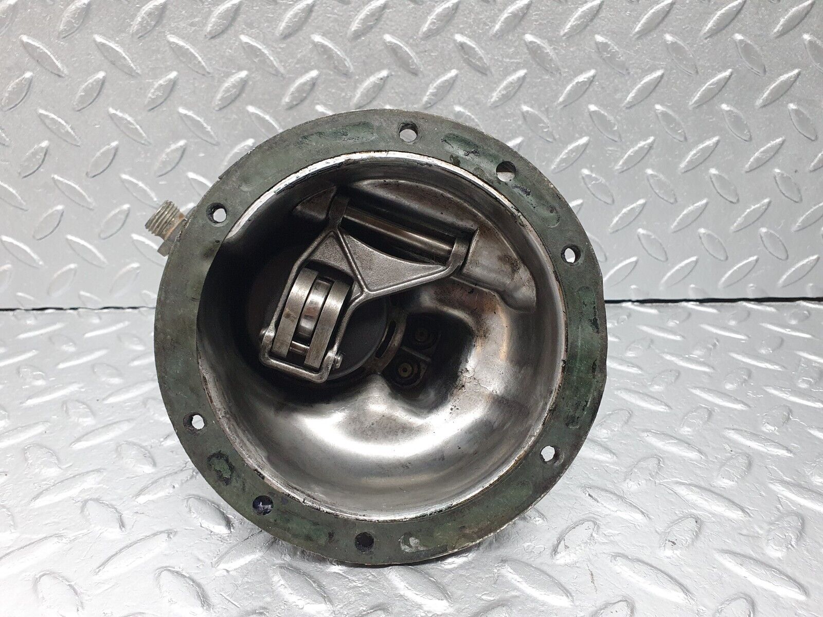 40851 Mercedes-Benz W123 300D Vacuum Pump 0002301395 7.20547