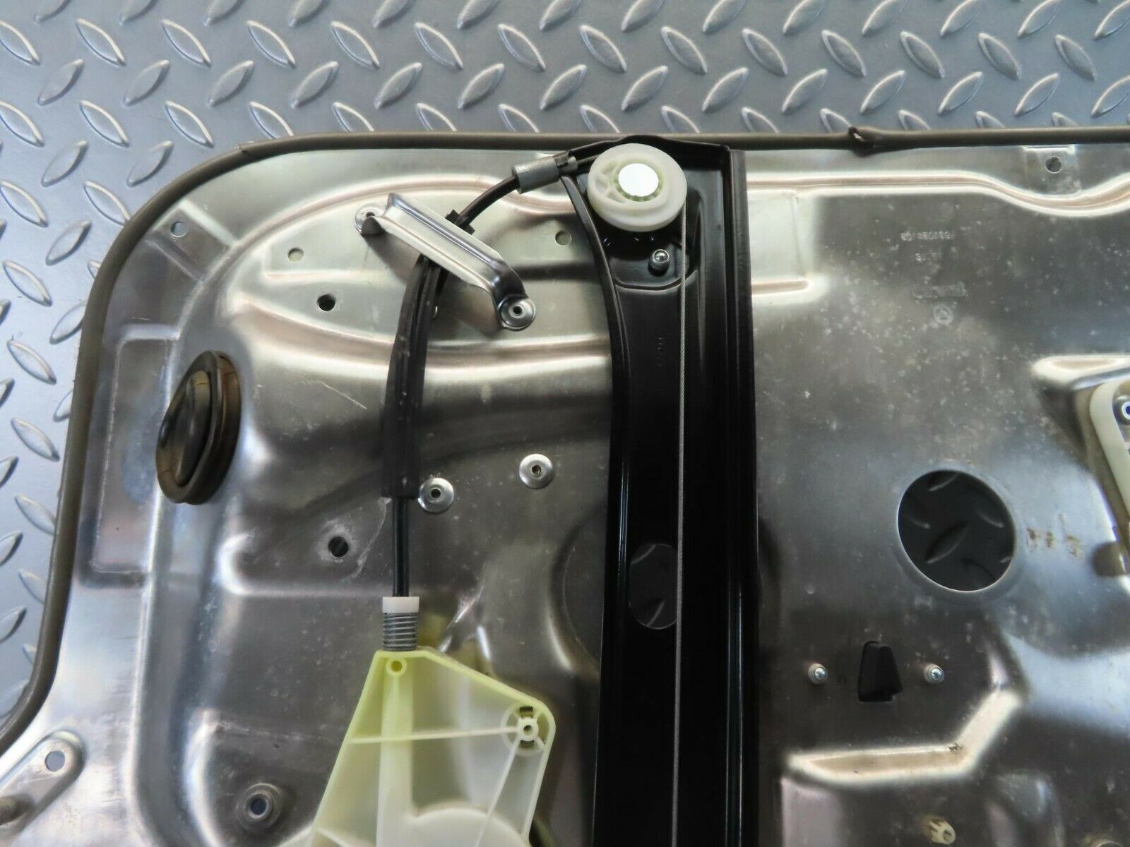 11167 Mercedes-Benz W221 S320 Rear Left Door Window Regulator 2218203102