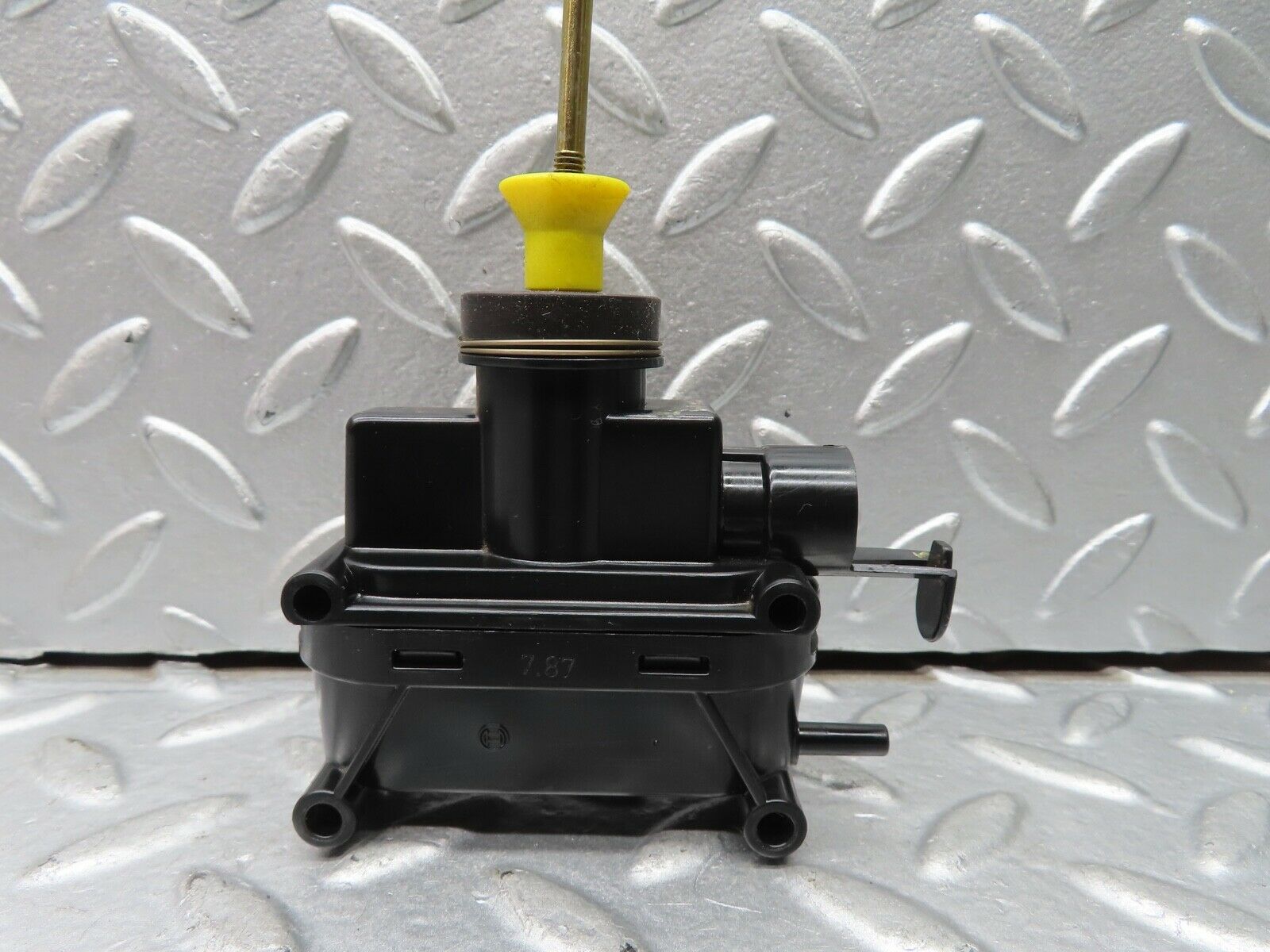 21568 Mercedes-Benz W126 300SE Trunk Lock Vacuum Actuator