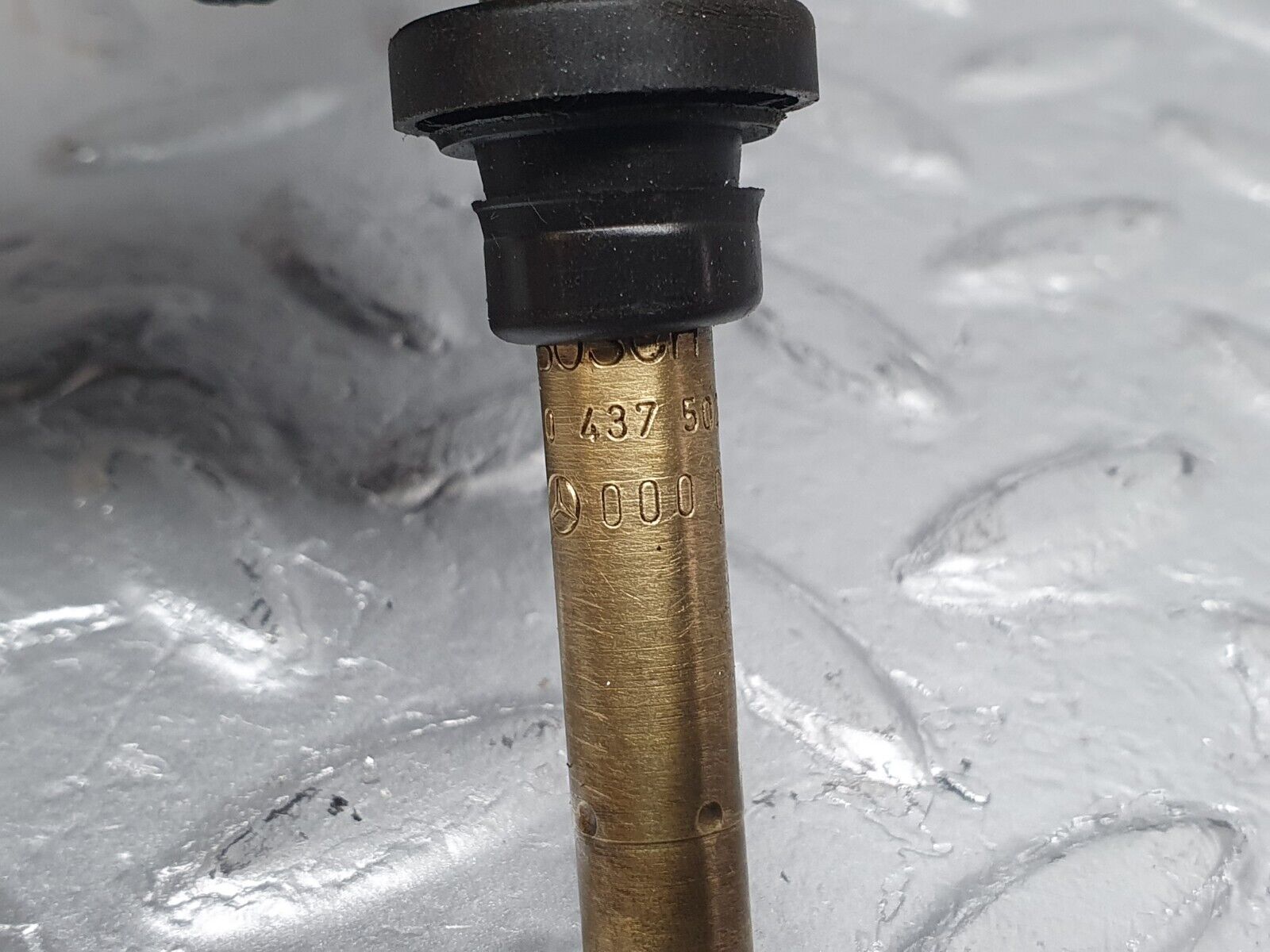 41033 Mercedes-Benz W126 300SE Fuel Injector Bosch 0000785623 0437502047