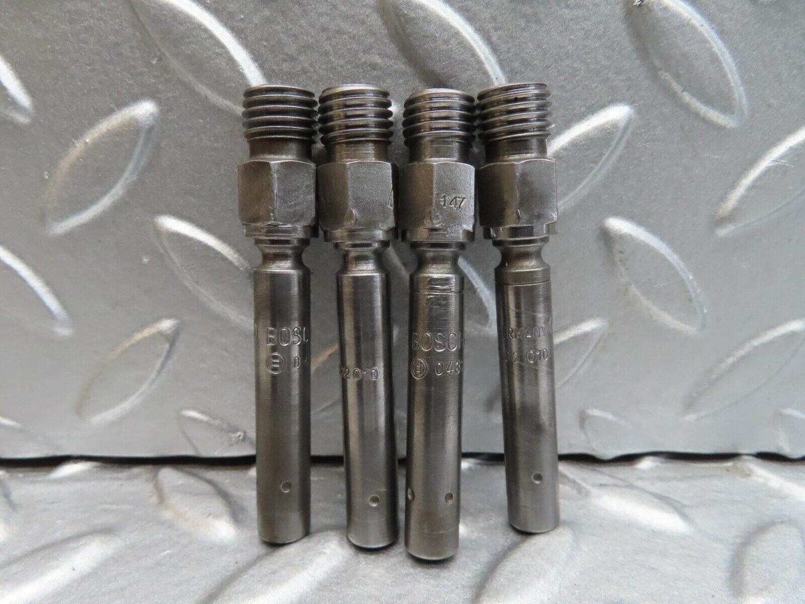 14401 Mercedes-Benz W116 350SE 4x Fuel Injectors Bosch  0437502010