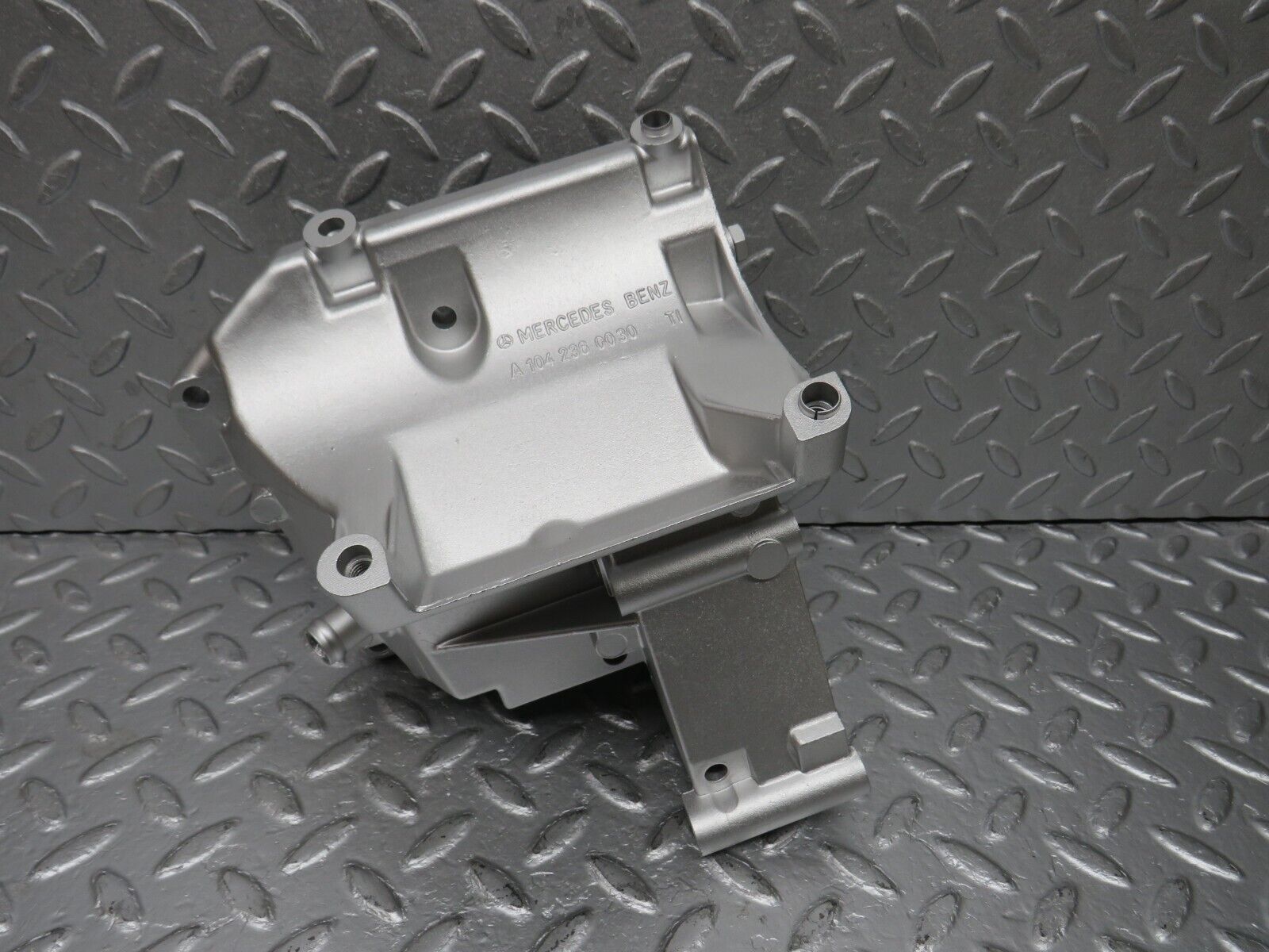 39608 Mercedes-Benz R129 320SL Coupe AC Air Con Compressor Mount Bracket 1042360030