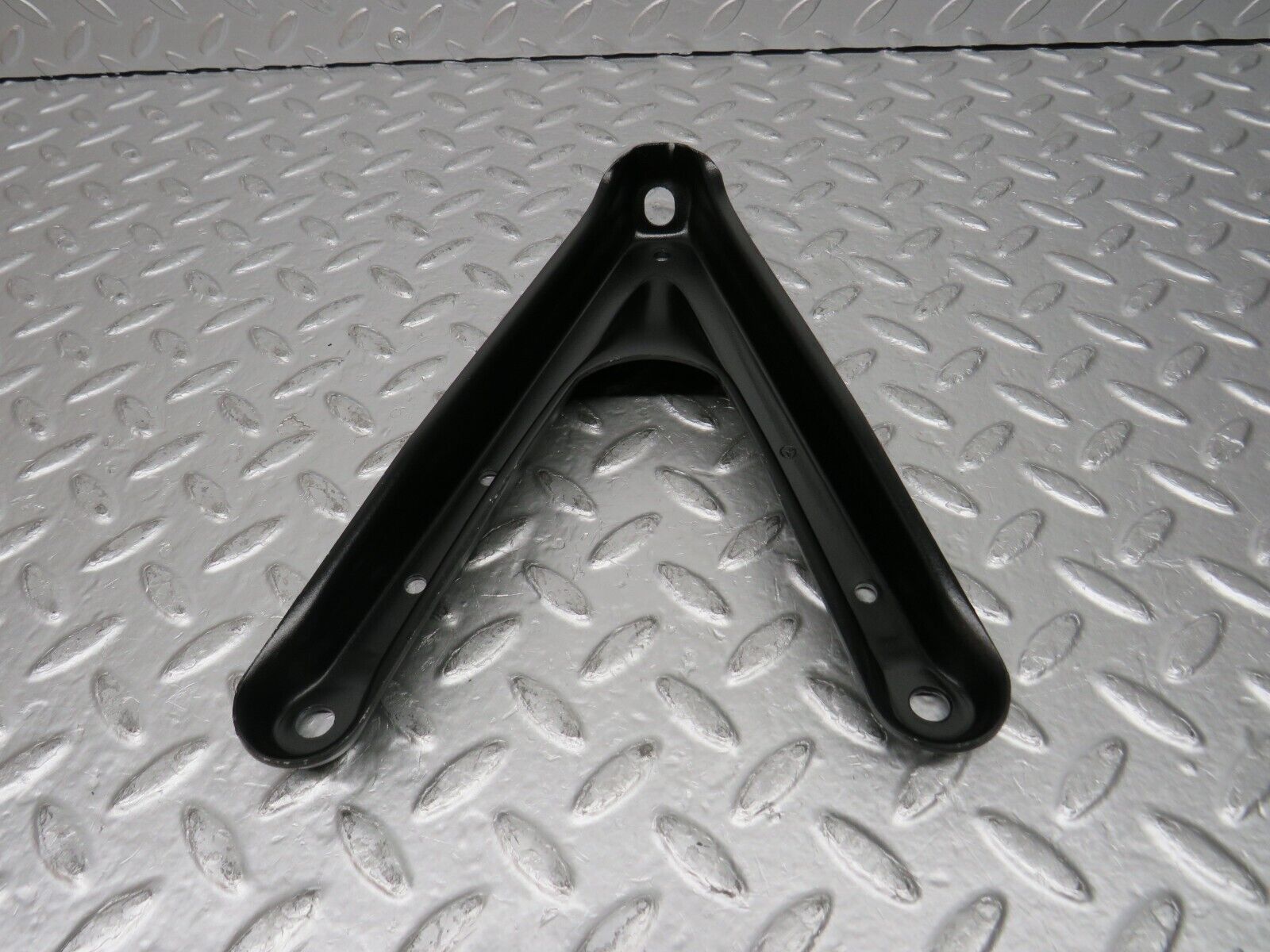 31472 Mercedes-Benz S124 220TE Wagon Air Intake Manifold Bracket