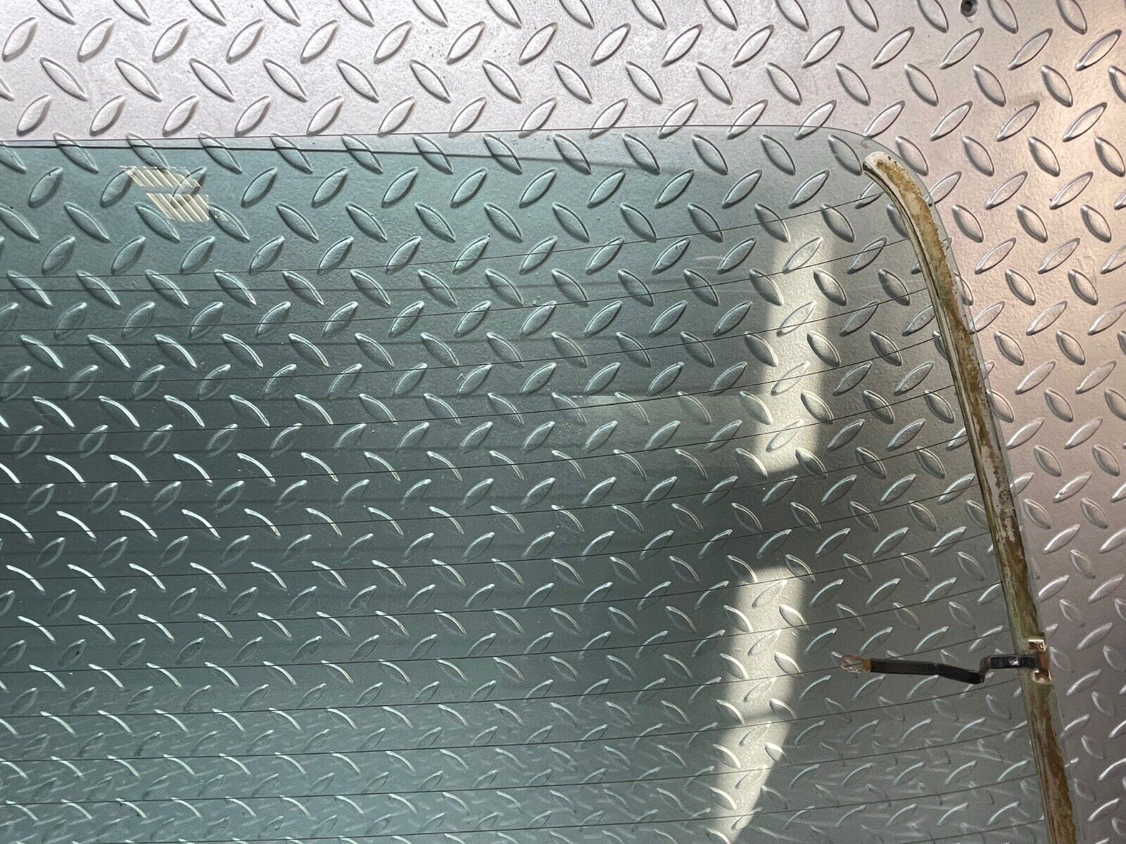 31924 Mercedes-Benz W123 230E Rear Heated Windscreen Glass