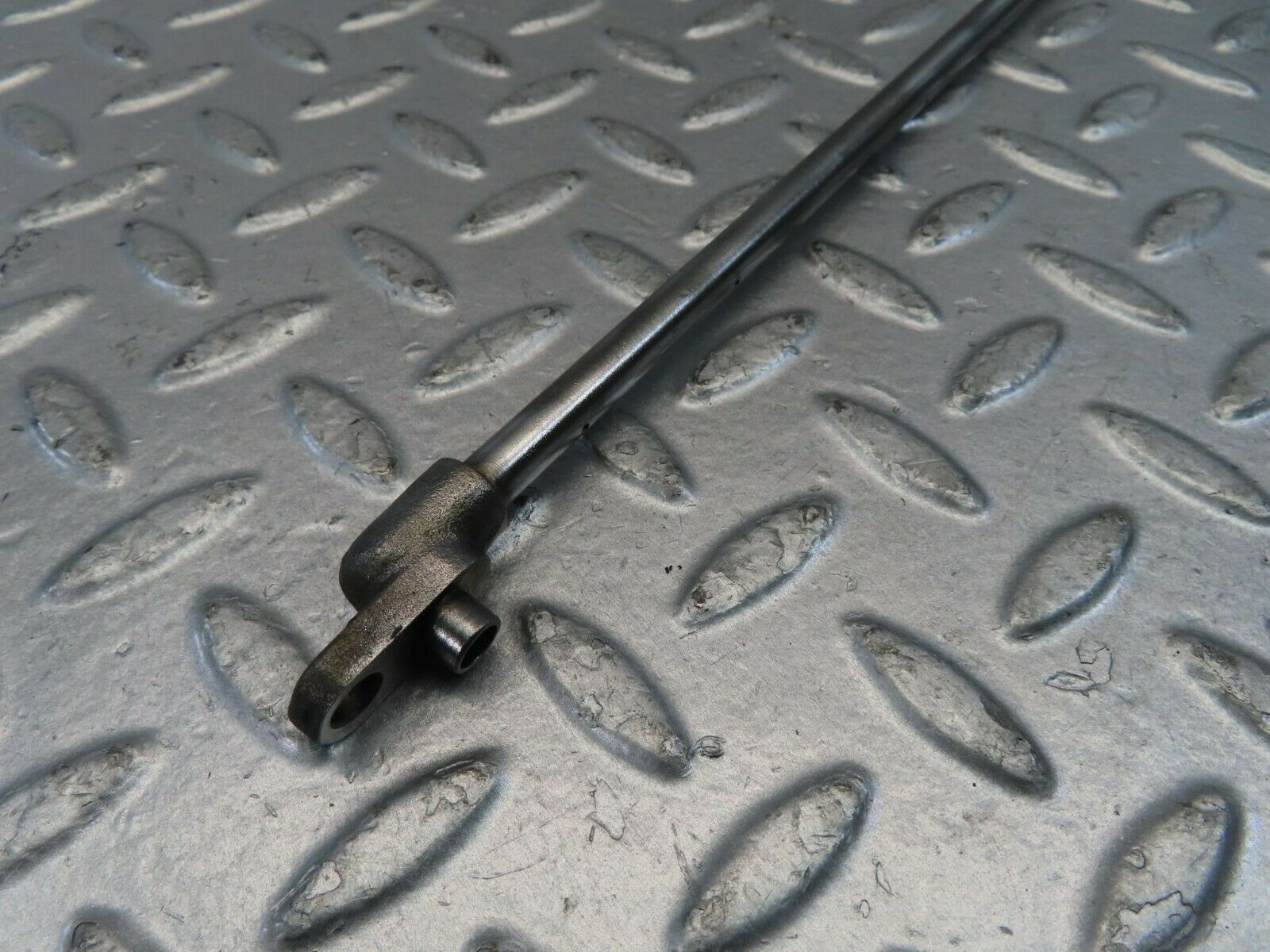 10965 Mercedes-Benz W115 220D Camshaft Oil Tube