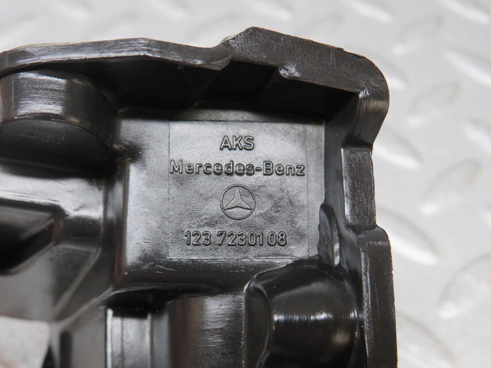 36042 Mercedes-Benz W126 420SE Front Left Door Lock Mechanism 1237230108