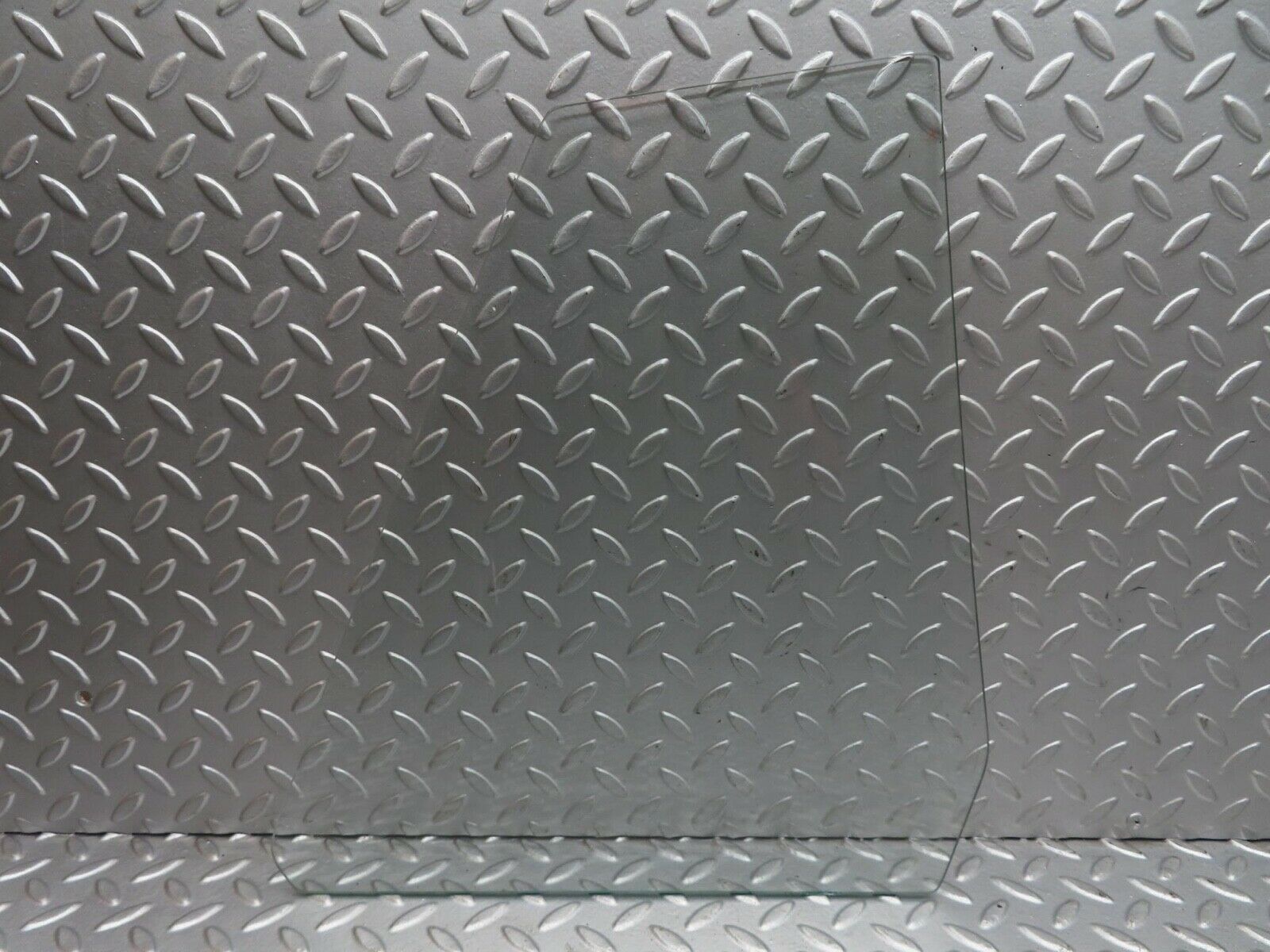 13891 Mercedes-Benz C107 280SLC Rear Left Side Quarter Window