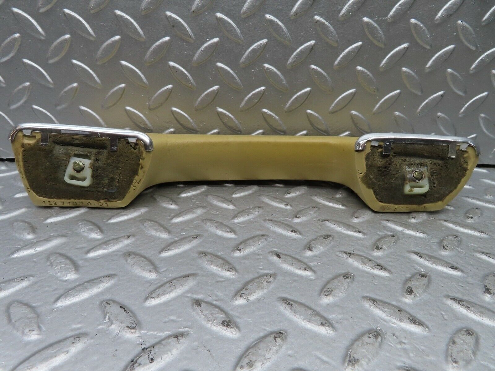 21028 Mercedes-Benz W123 230E Interior Door Handle Right Side Beige 1239702001