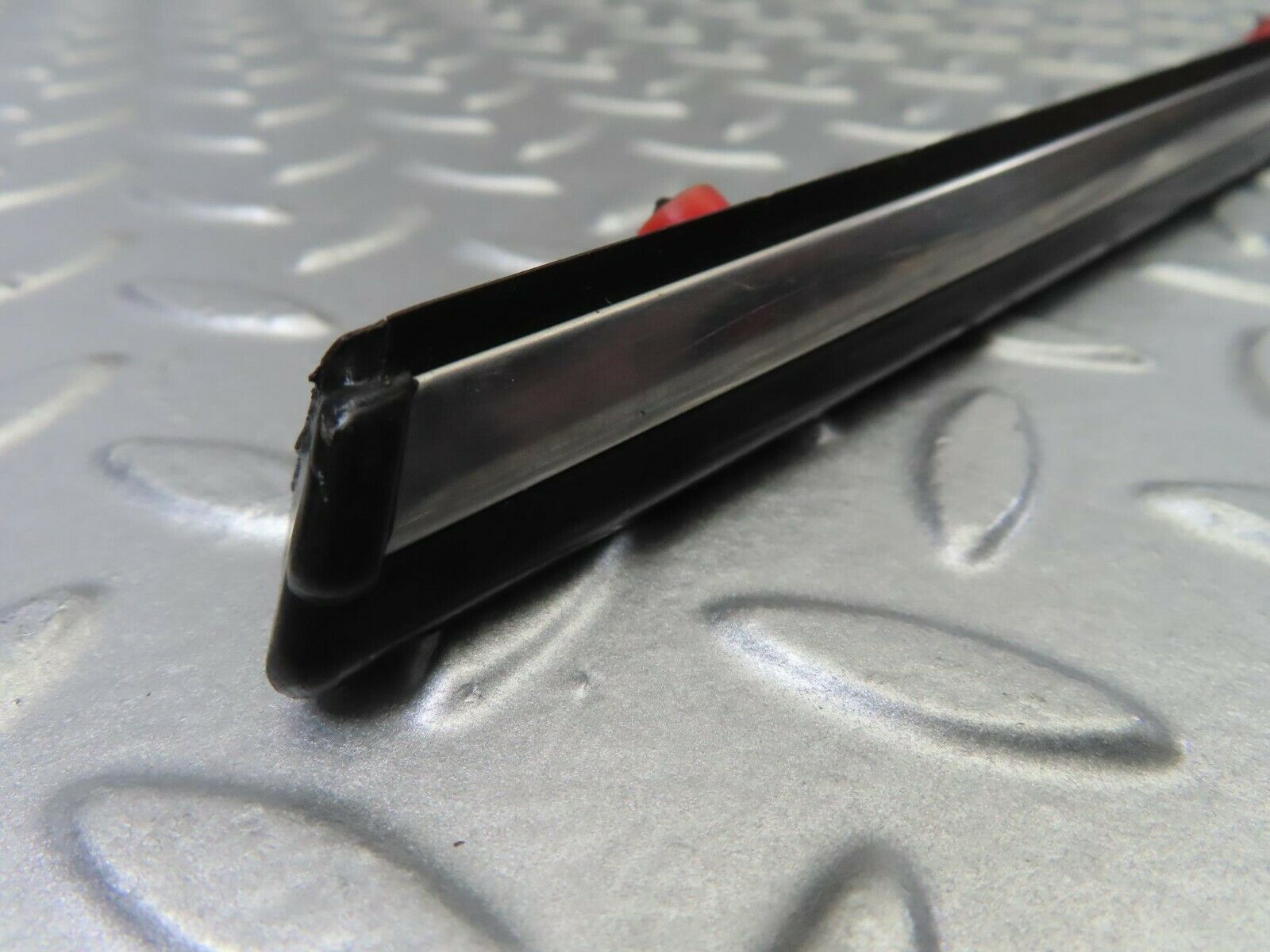 10257 Mercedes-Benz W123 Front Left Door Centre Moulding Trim