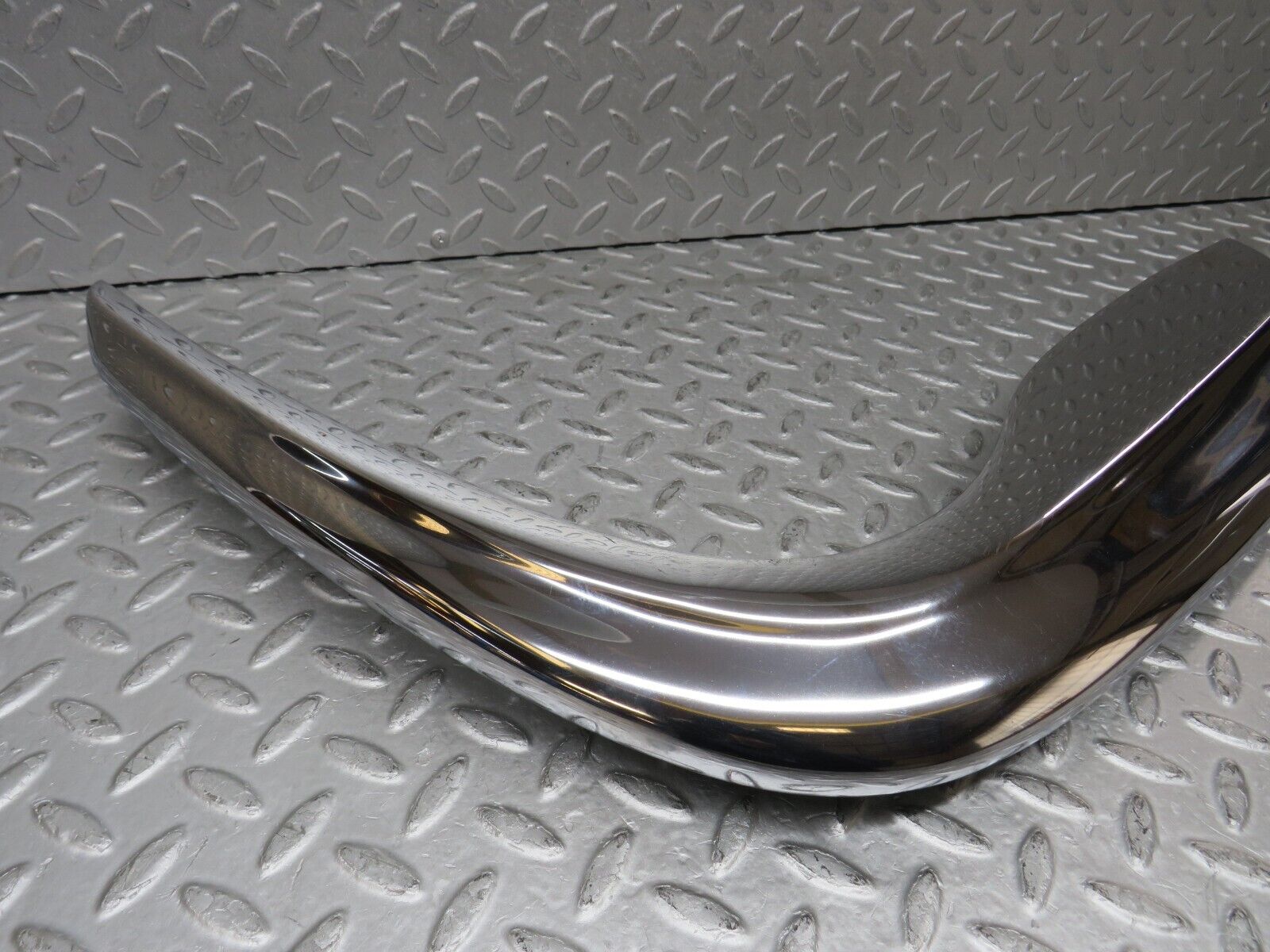 37670 Mercedes-Benz W109 300SEL Front Right Upper Bumper Corner