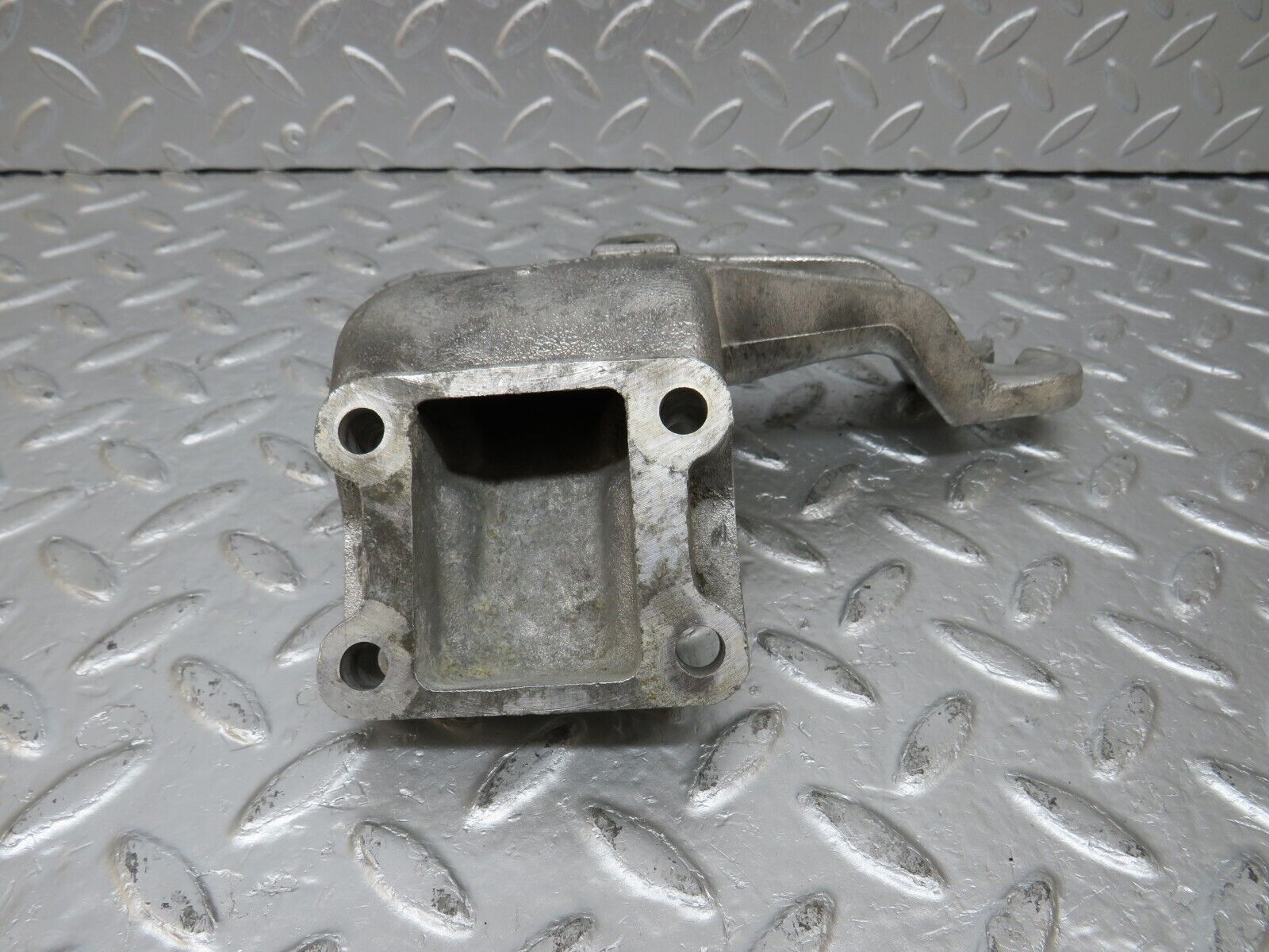 34507 Mercedes-Benz C126 380SEC Engine Mount Bracket Left Side 1162235004