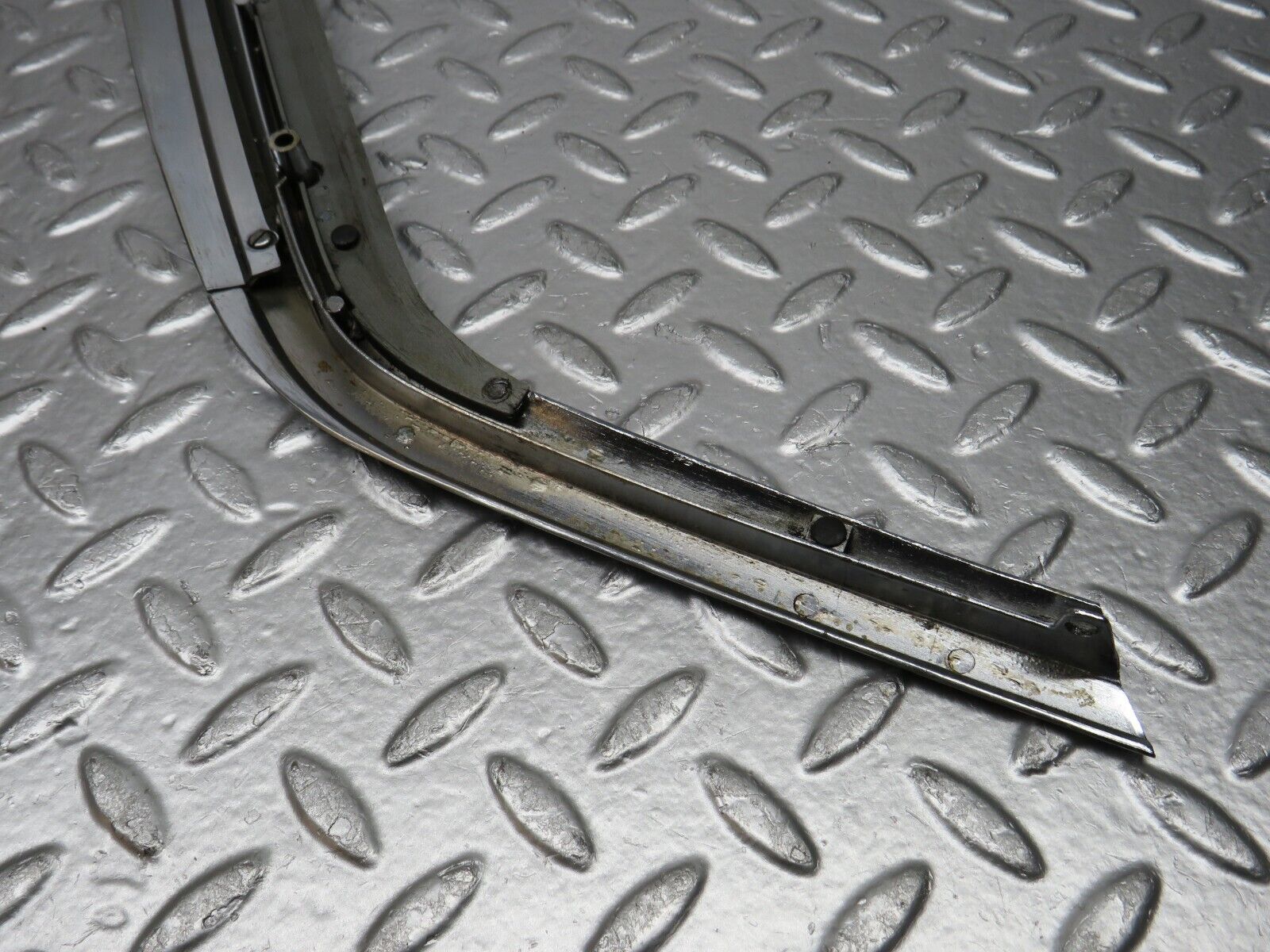 0695 Mercedes-Benz C107 350SLC Coupe Window Trim Chrome Right Side 1076980289