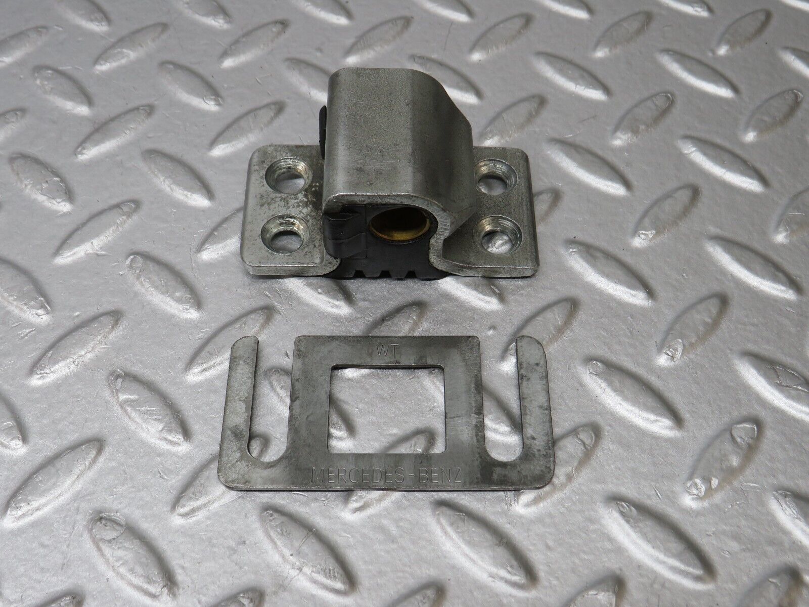 36130 Mercedes-Benz W126 420SE Door Lock Latch Left Side