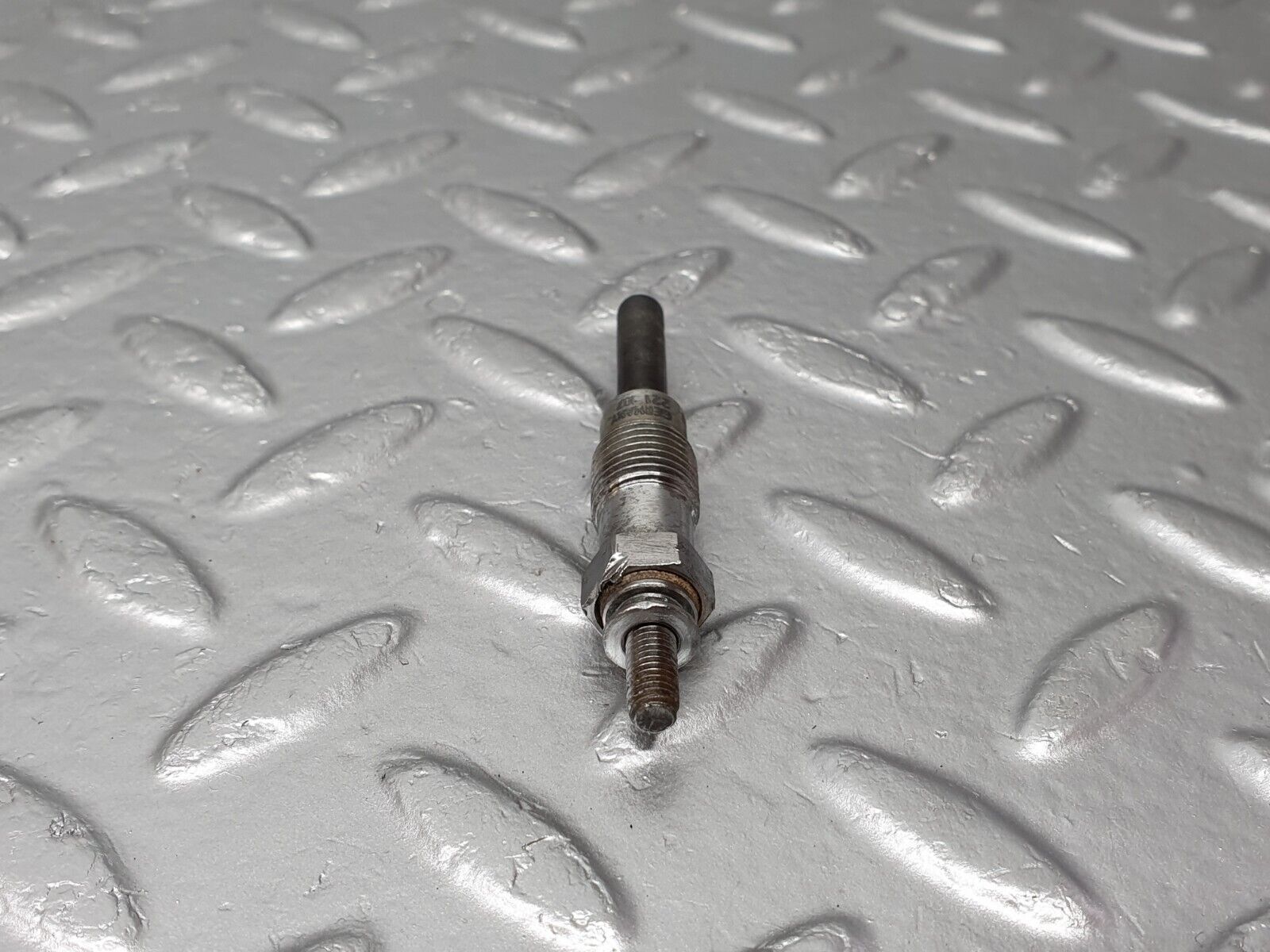 40847 Mercedes-Benz W123 300D Glow Plug Beru 0100221107