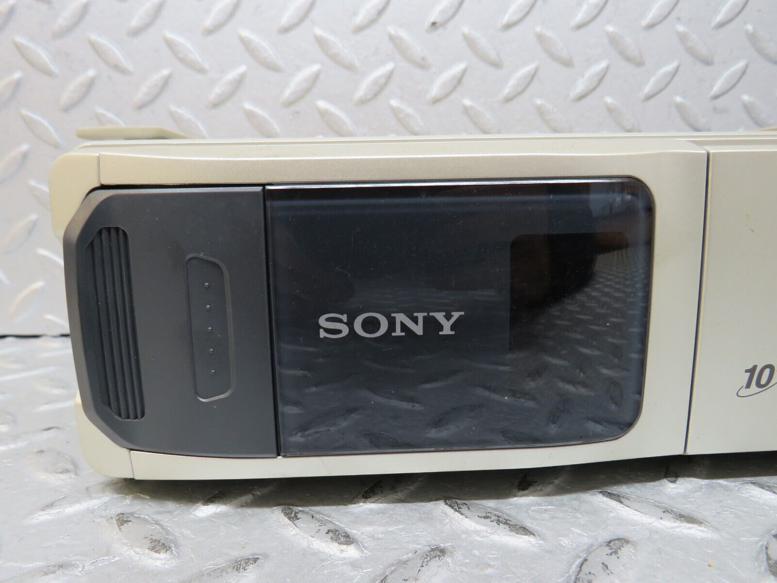 36502 Mercedes-Benz W201 190E 2.0L Disc Changer SONY CDX-727