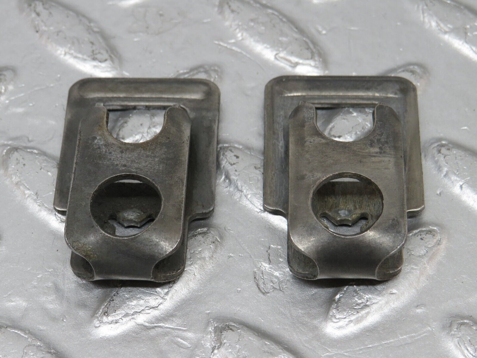 34131 Mercedes-Benz W124 260E Fuel Injector Bracket 2x