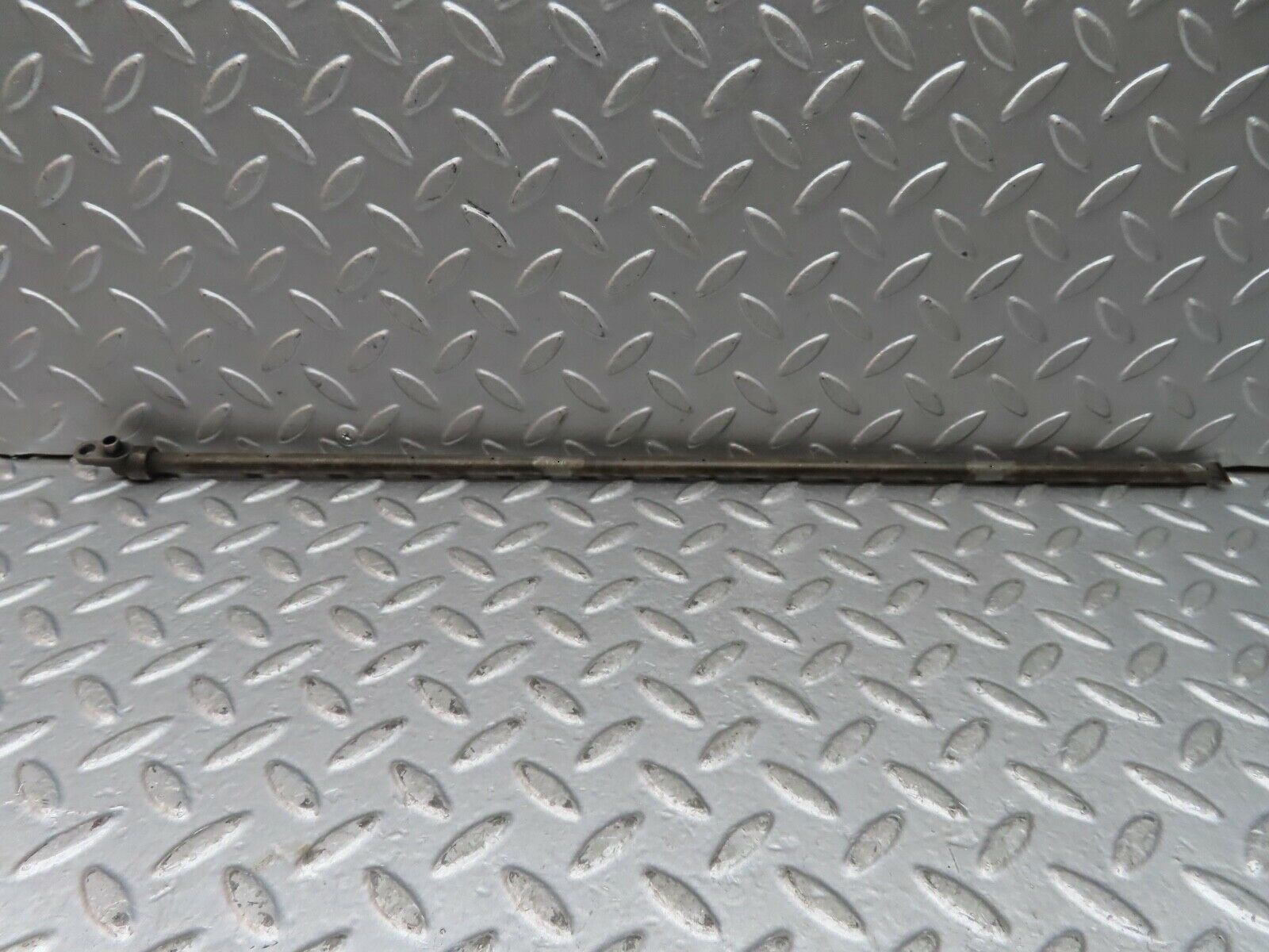 19248 Mercedes-Benz W123 300D Camshaft Oil Tube