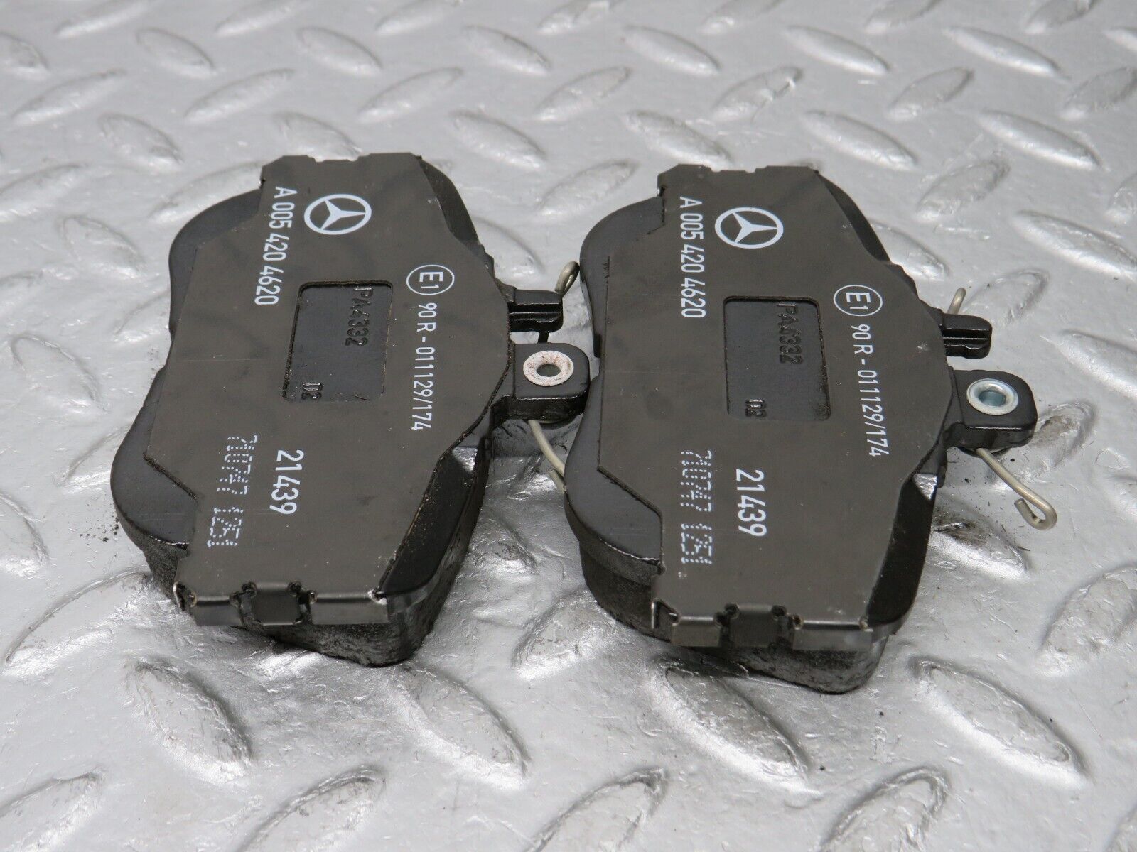 38206 Mercedes-Benz W202 Genuine Front Brake Pads New 0054204620