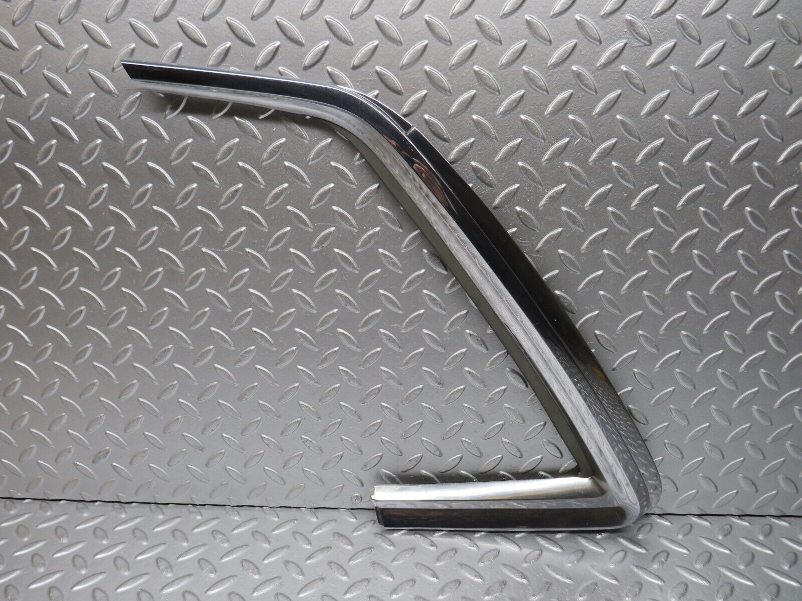 0696 Mercedes-Benz C107 350SLC Coupe Window Trim Chrome Left Side 1076980189