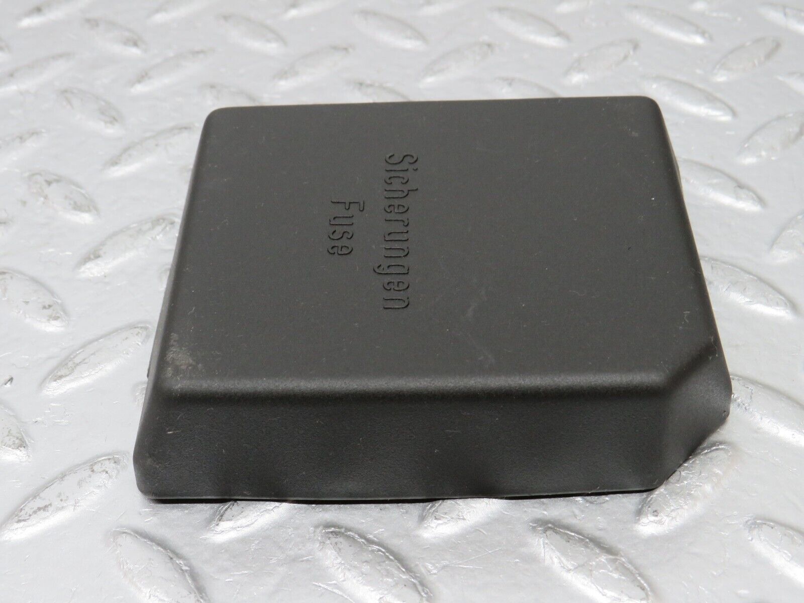 33334 Mercedes-Benz W202 C180 Fuse Box Cover Lid 2025450803 2025451700