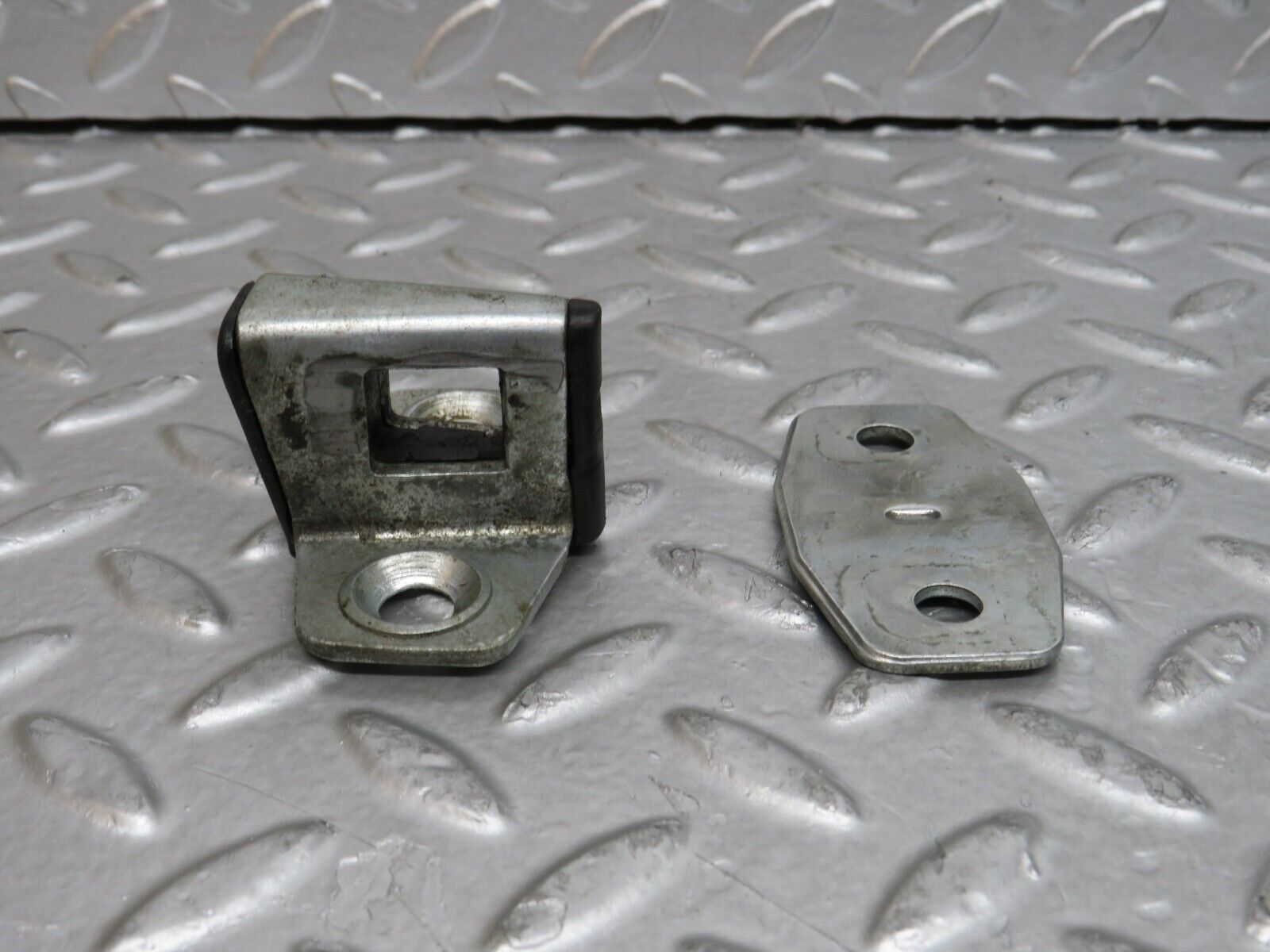 29571 Mercedes-Benz W124 230E Door Lock Latch