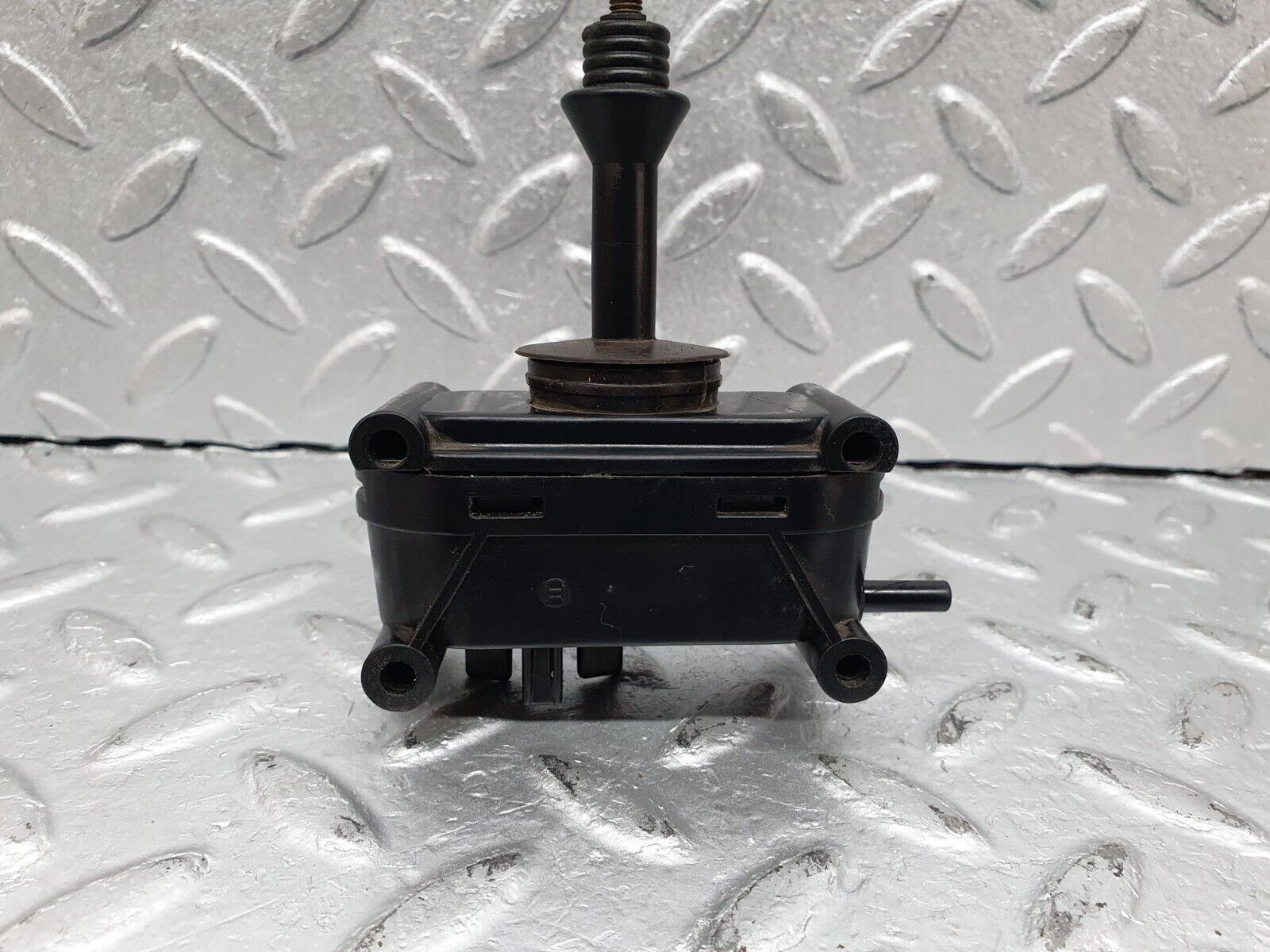 41080 Mercedes-Benz W126 300SE Rear Right Door Lock Vacuum Actuator & Knob