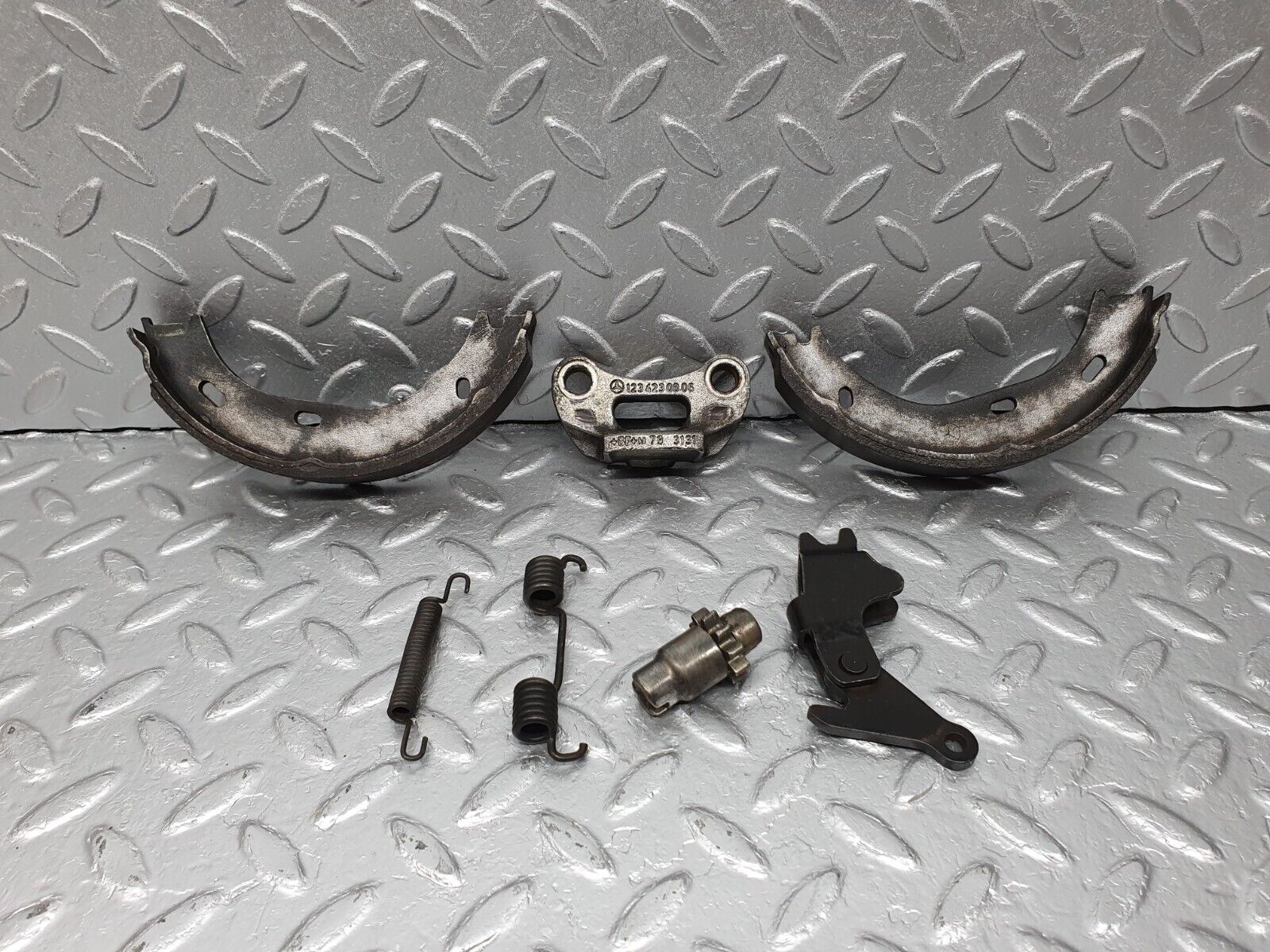 40822 Mercedes-Benz W123 300D Rear Brake Shoes Set Right Side 1234230006