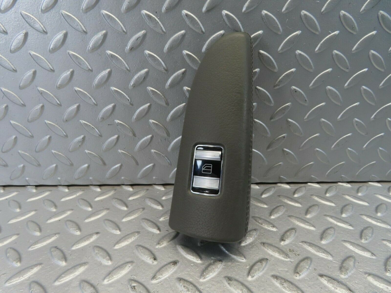 11190 Mercedes-Benz W221 S320 Rear Left Window Control Switch P0110637