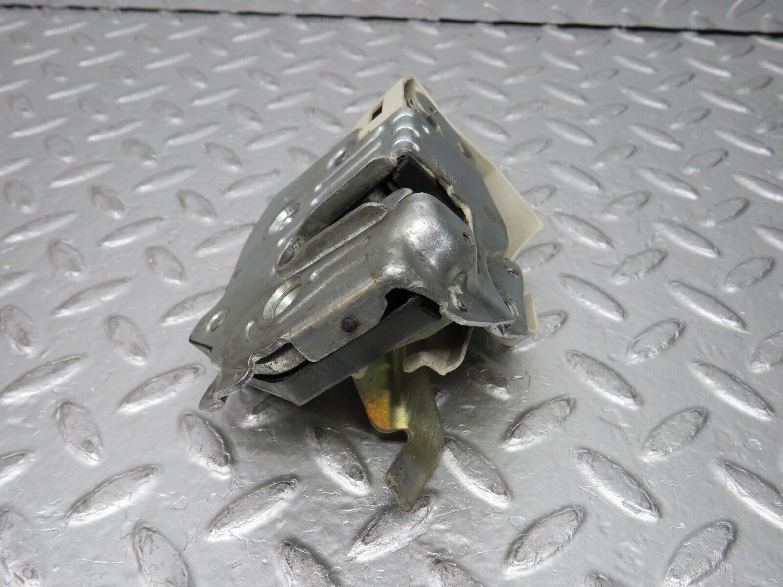 31394 Mercedes-Benz S124 220TE Wagon Rear Left Door Lock Mechanism