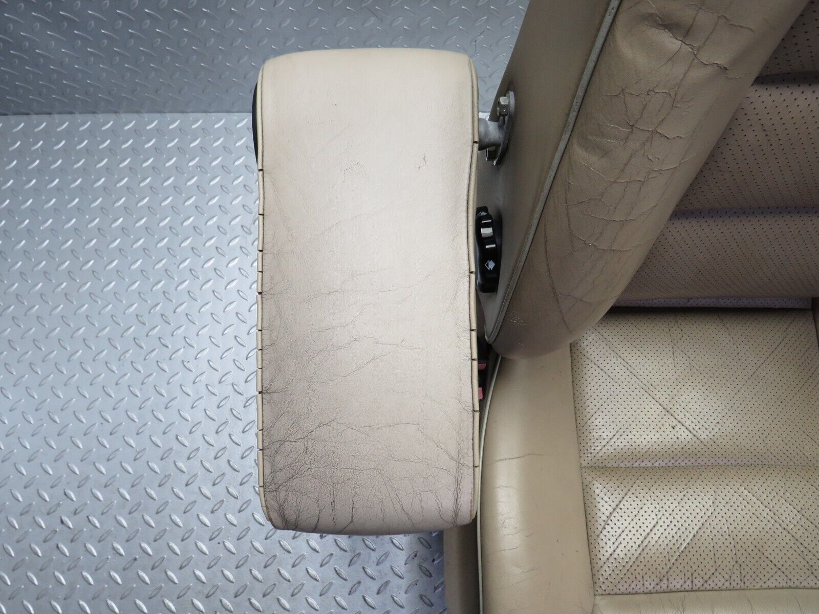 28970 Mercedes-Benz C124 320CE Coupe Front Left Seat Leather Beige