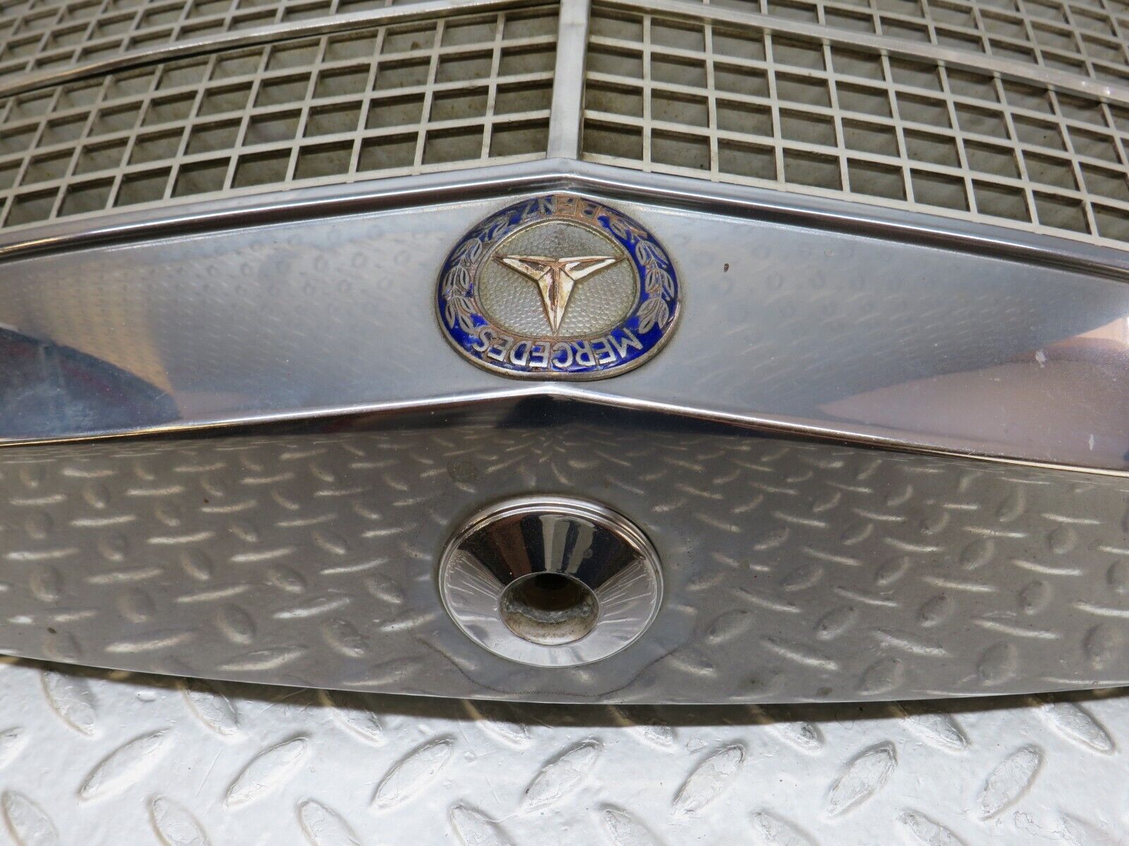 35837 Mercedes-Benz W108 Bonnet Grill Chrome