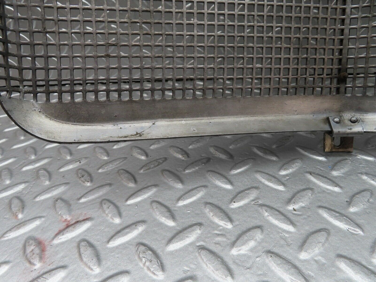 19798 Mercedes-Benz W121 190b Ponton Bonnet Grill