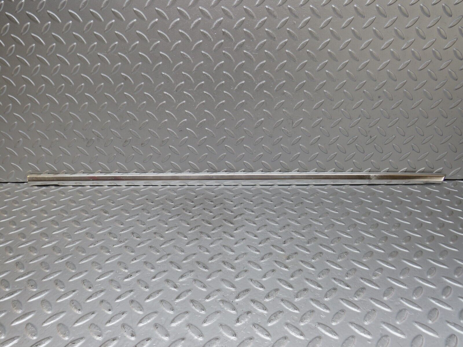 36294 Mercedes-Benz W126 420SE Front Left Door Chrome Moulding Trim