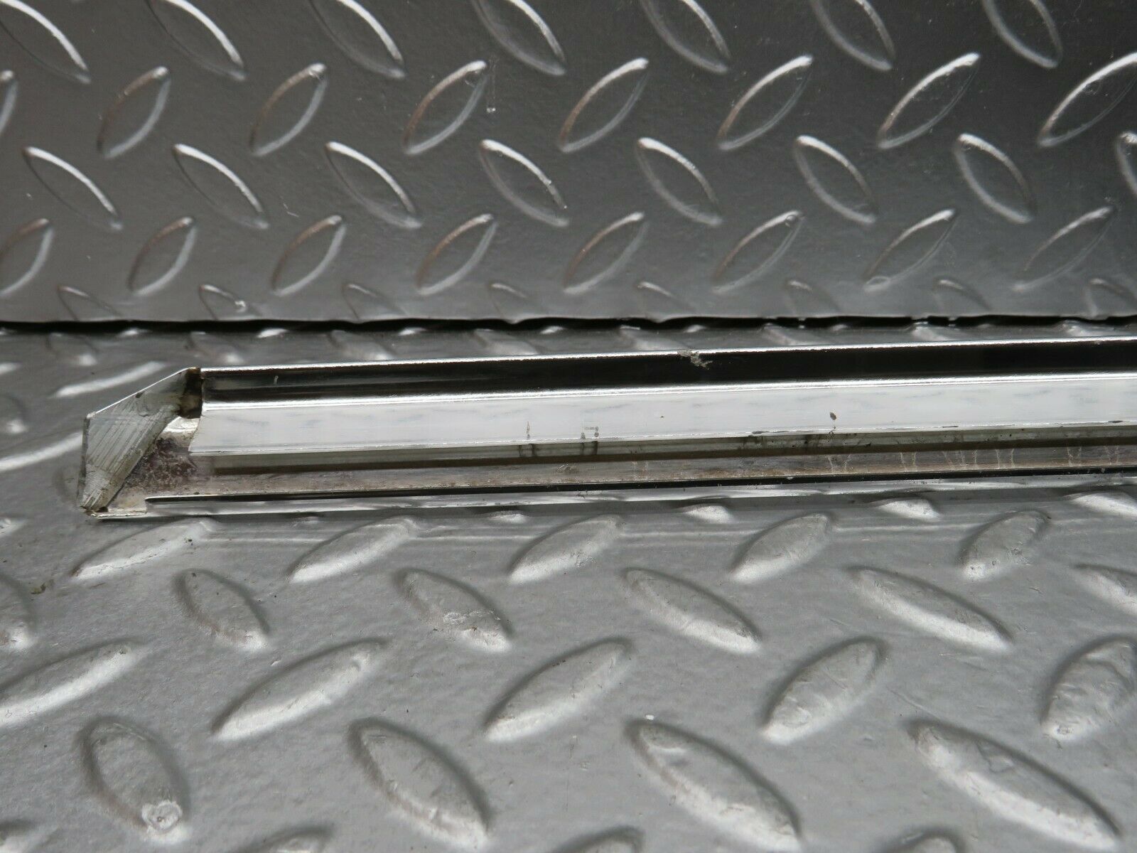 22737 Mercedes-Benz C107 450SLC Coupe Right Door Chrome Trim