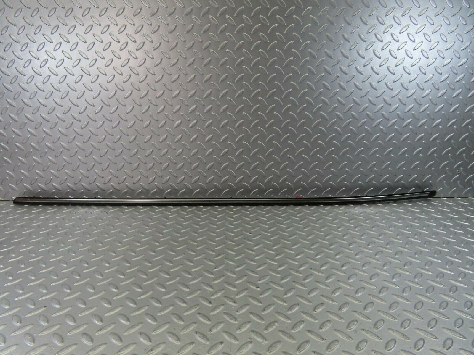 10273 Mercedes-Benz W123 Front Right Fender Wing Centre Moulding Trim