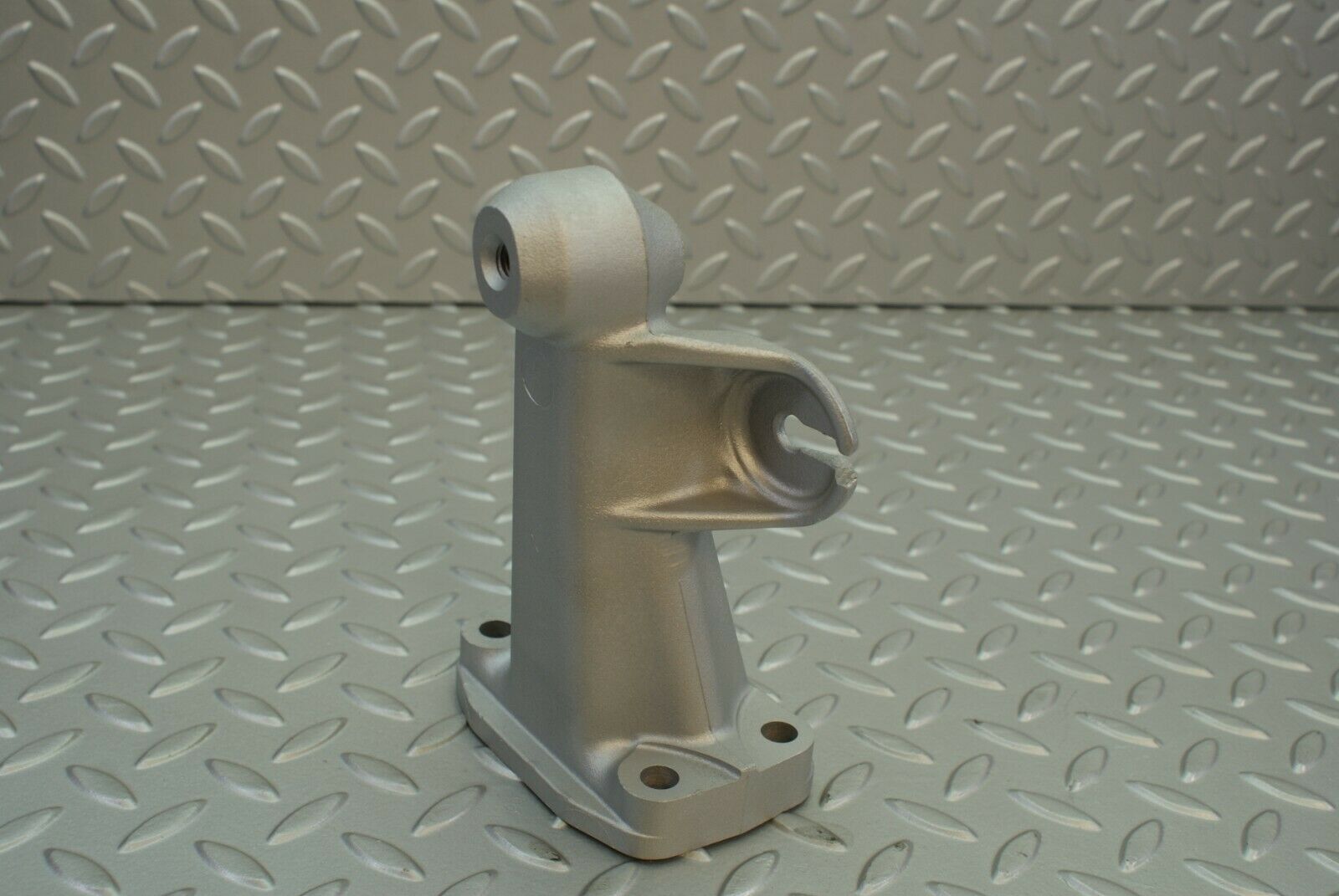 2864 Mercedes-Benz C123 280CE Coupe Engine Mount Bracket Left Side 1232230204