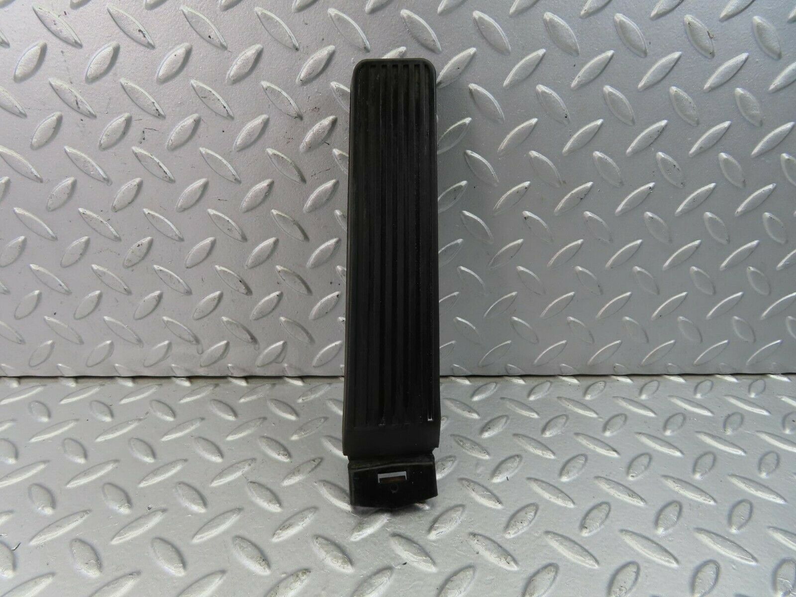 8983 Mercedes-Benz W115 Accelerator Pedal With Rubber 1153010382