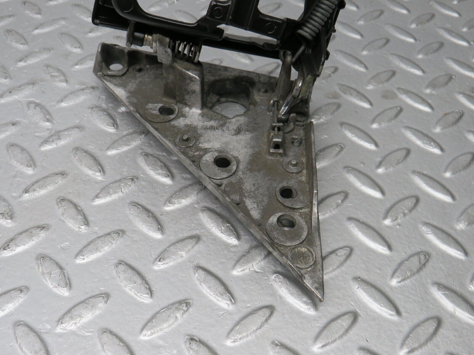 38200 Mercedes-Benz W201 190E 2.0L Wing Mirror Bracket With Frame Left 1248110541 1248110335