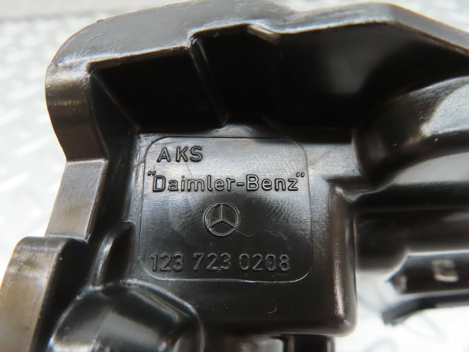 18038 Mercedes-Benz W123 200 Front Right Door Lock Mechanism 1237230208