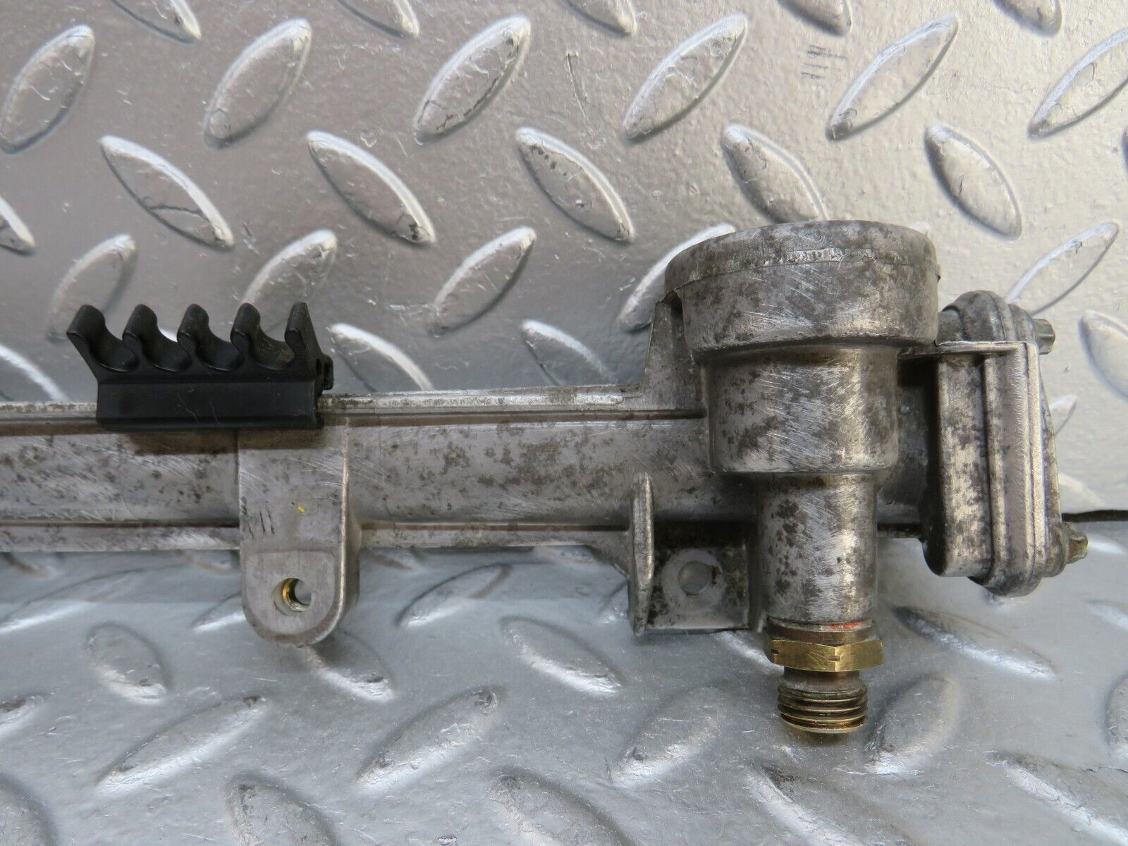 26690 Mercedes-Benz C124 220CE Coupe Fuel Injector Rail 1110780745