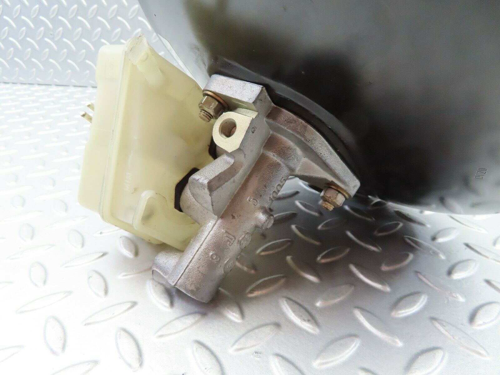 6604 Mercedes-Benz S124 E220 Wagon Brake Booster & Master Cylinder 0044301630