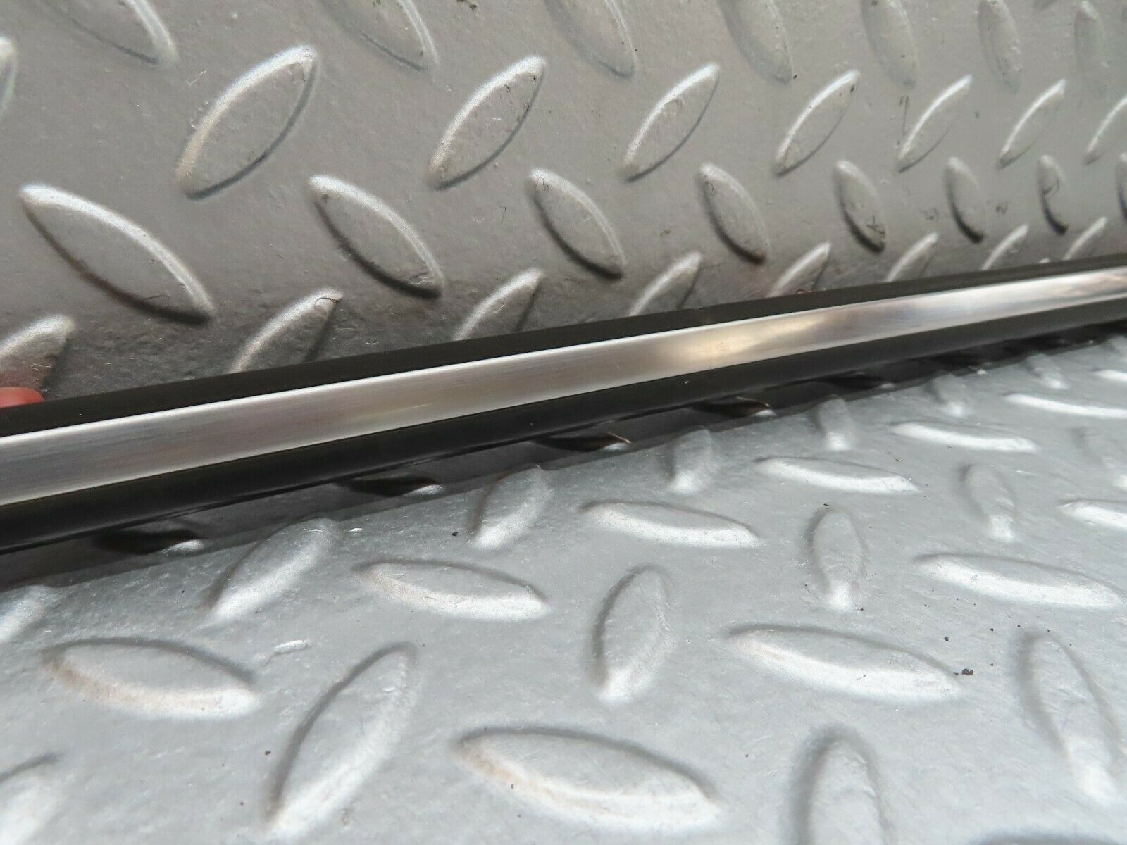 18006 Mercedes-Benz W123 200 Front Right Door Centre Moulding Trim